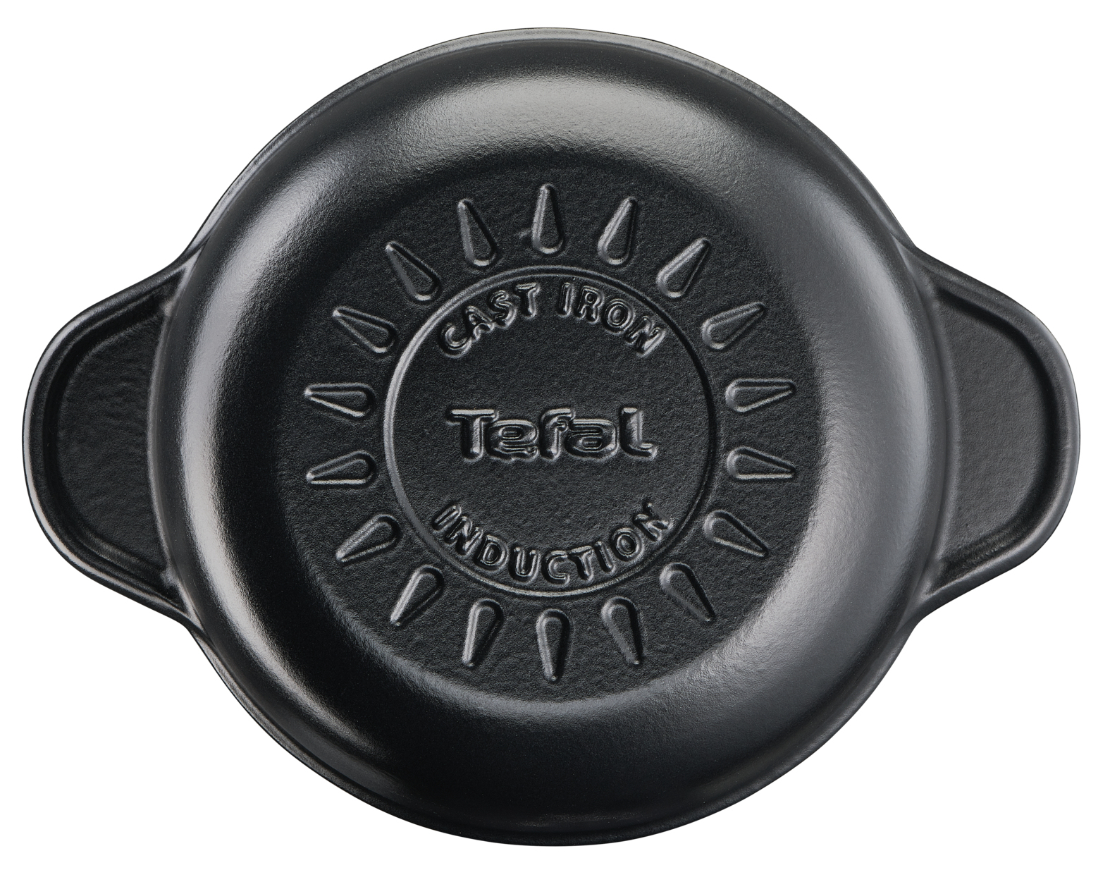 Widok od spodu czarnego żeliwnego garnka Tefal. Tekst na spodzie brzmi "Cast Iron Induction Tefal".