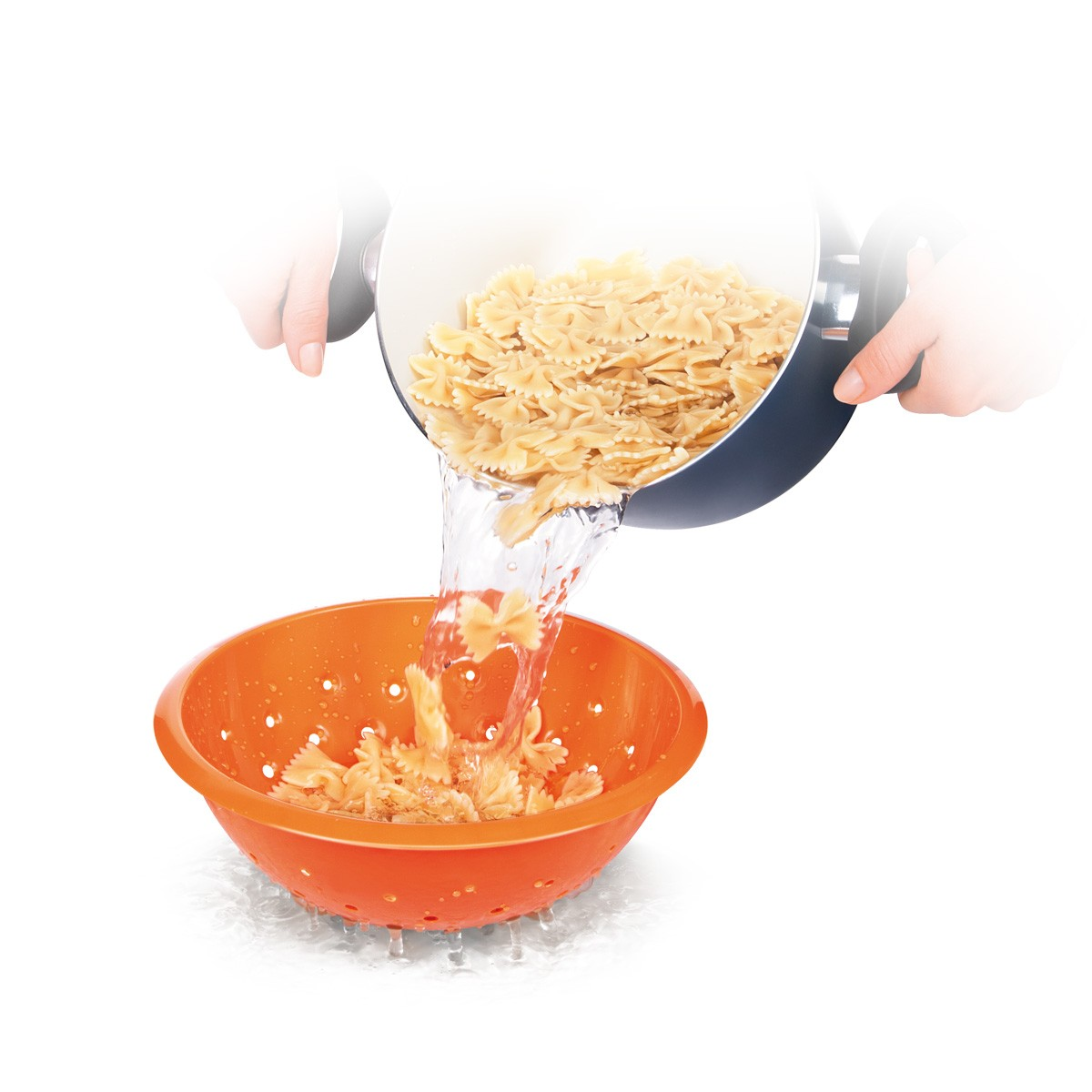 Nudeln werden aus einem schwarzen Topf in ein orangefarbenes Sieb gegossen. Weißer Hintergrund.