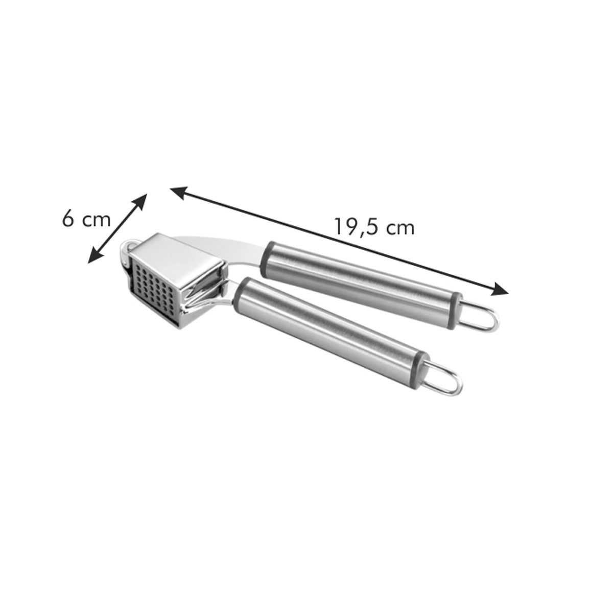 Silberne Knoblauchpresse mit Maßen: 6cm und 19,5cm. Weißer Hintergrund.