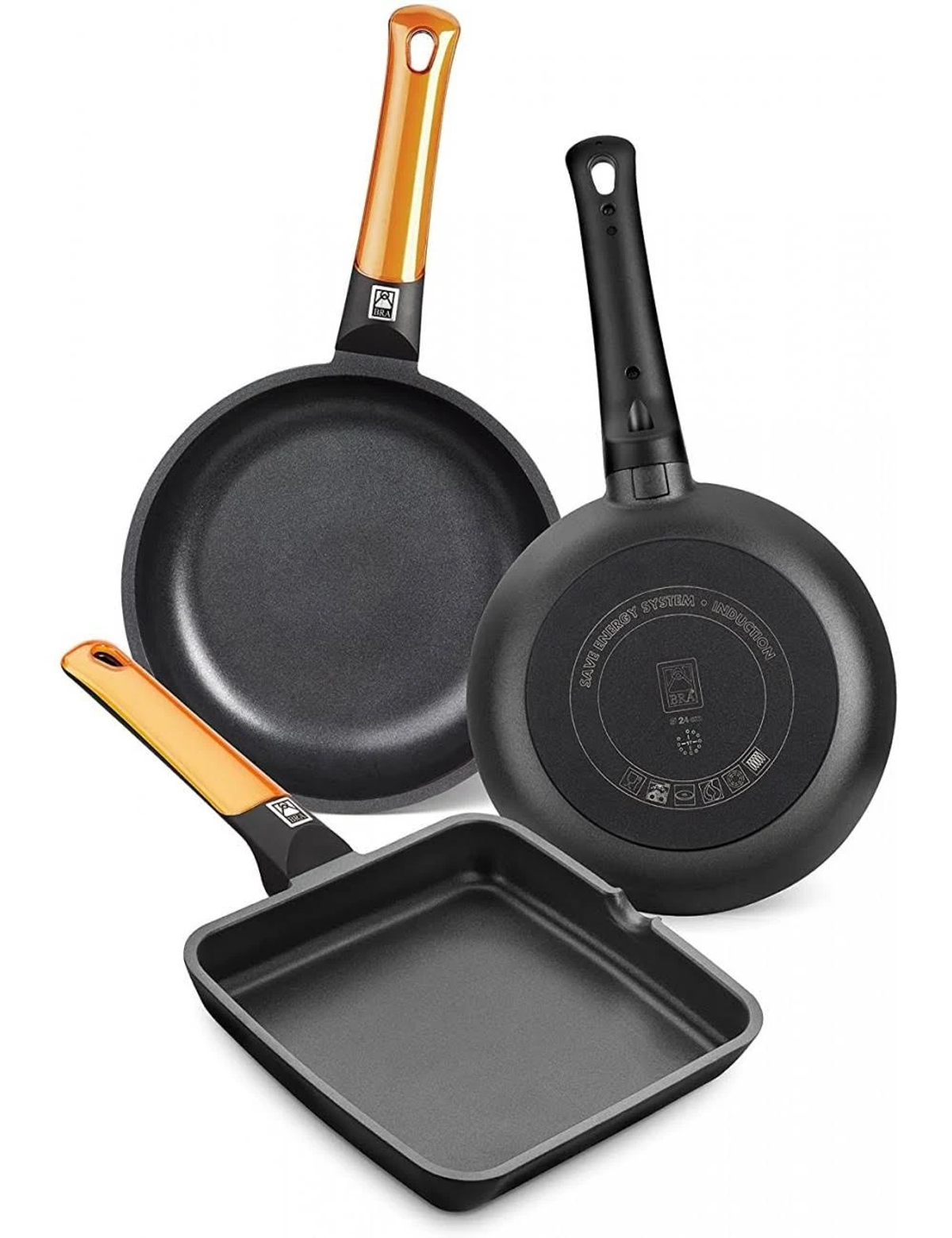 Trzy patelnie: okrągła, kwadratowa i okrągła z pomarańczowymi uchwytami, czarne wnętrze.