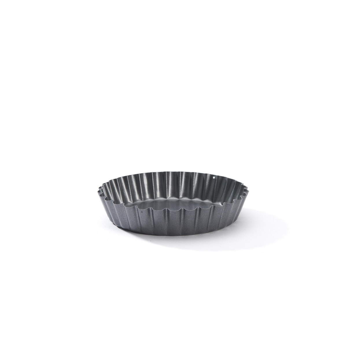 Schwarze, geriffelte Tarteform auf weißem Grund.