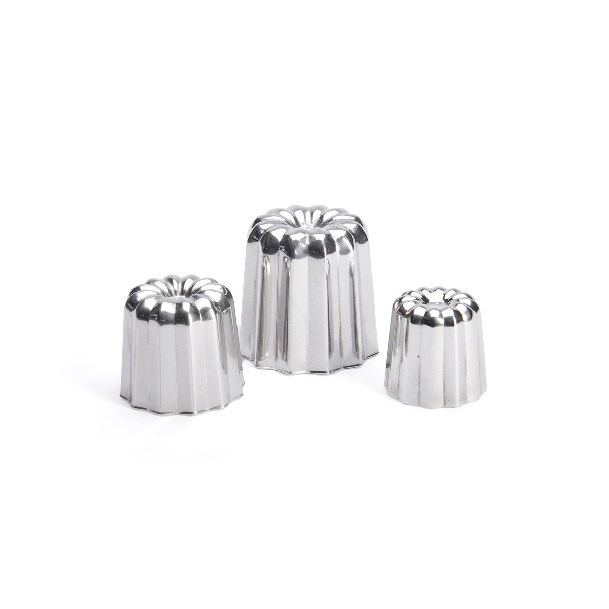 Drei glänzende, geriffelte Metallformen zum Backen, in verschiedenen Größen, auf Weiß.