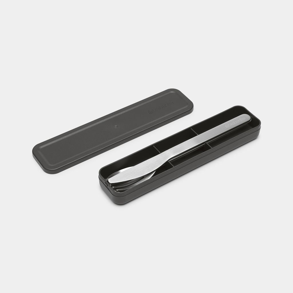 Un coltello e una forchetta in acciaio inox dentro una custodia grigia, su bianco.