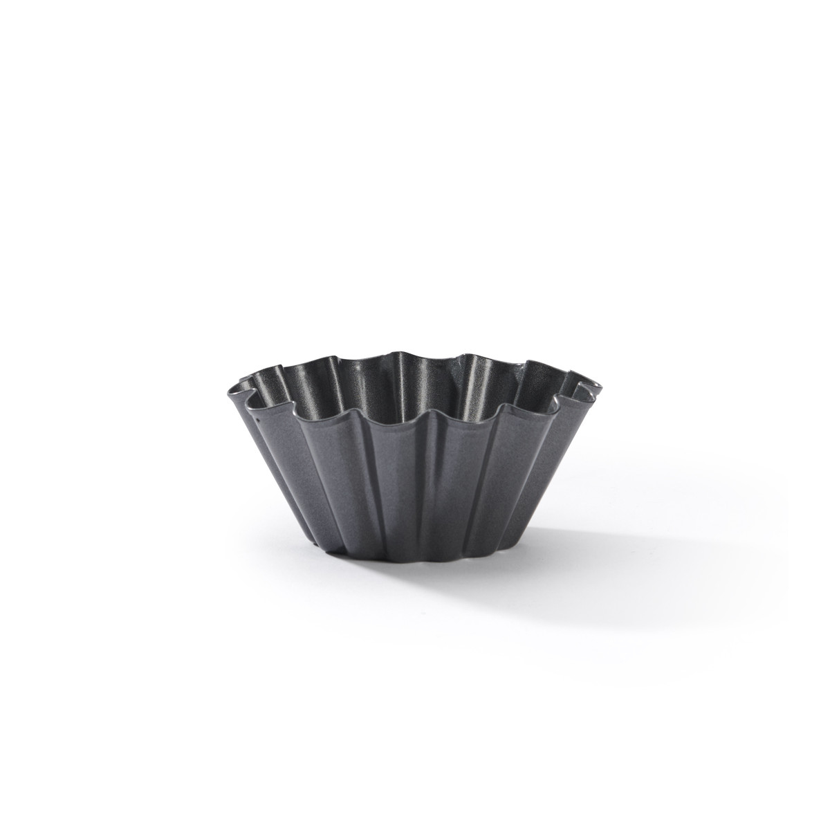 Eine schwarze, geriffelte Cupcake-Form. Es ist eine kleine, einzelne Backform.