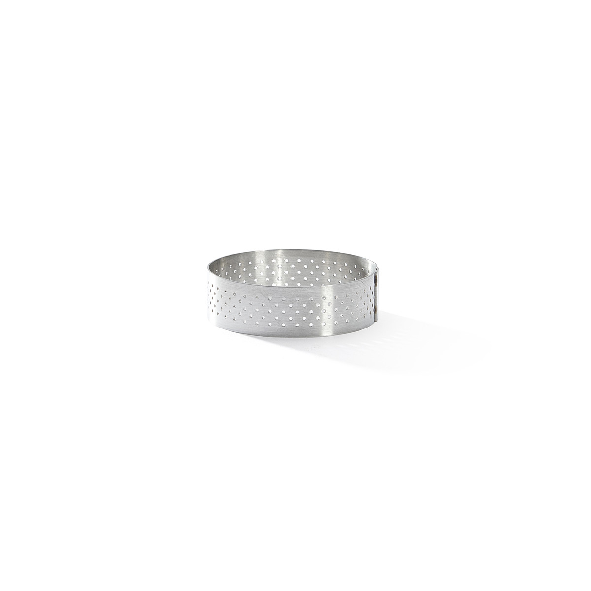 Silberne Ringform mit Löchern, auf weißem Hintergrund.