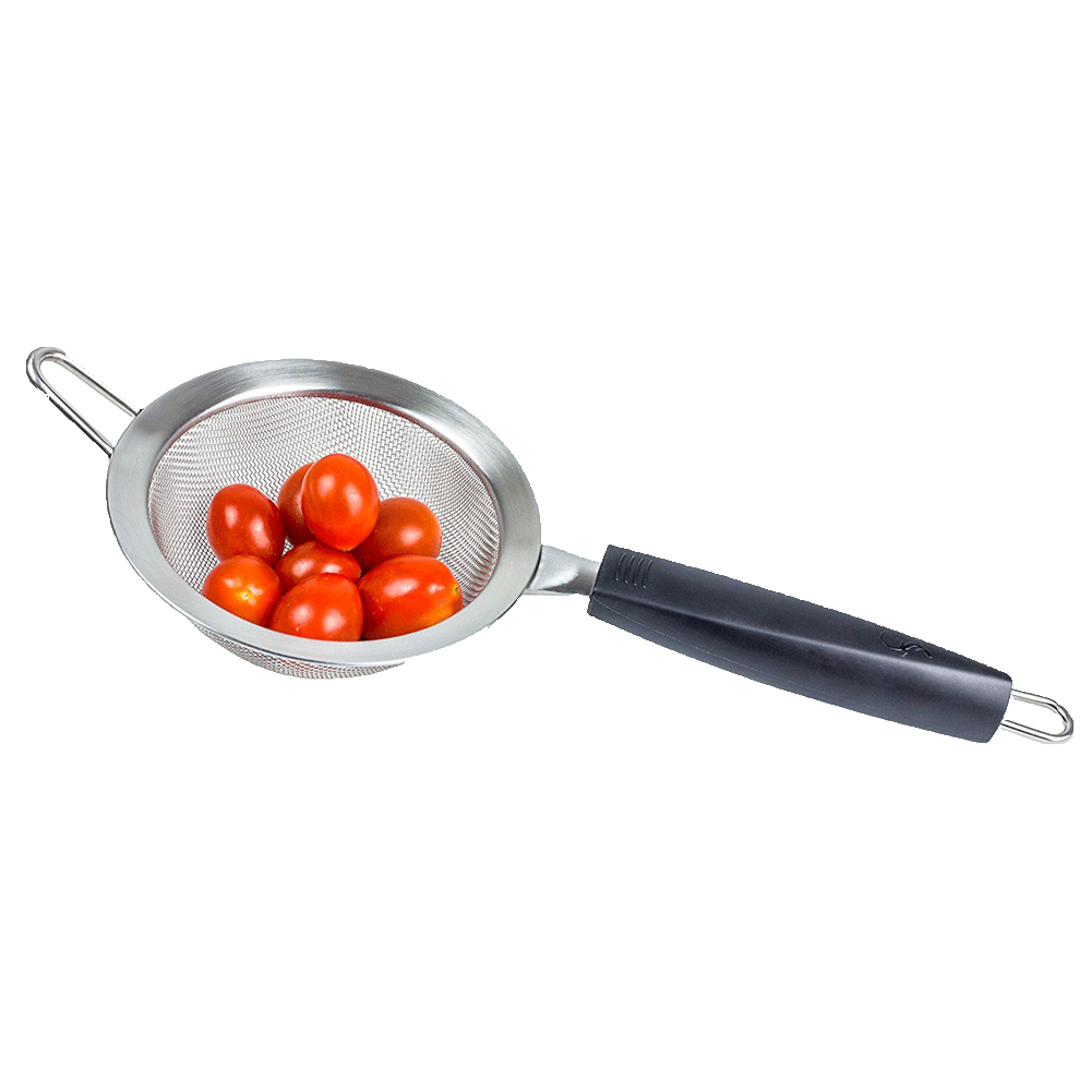 Ein Sieb mit Kirschtomaten. Silber mit schwarzem Griff.