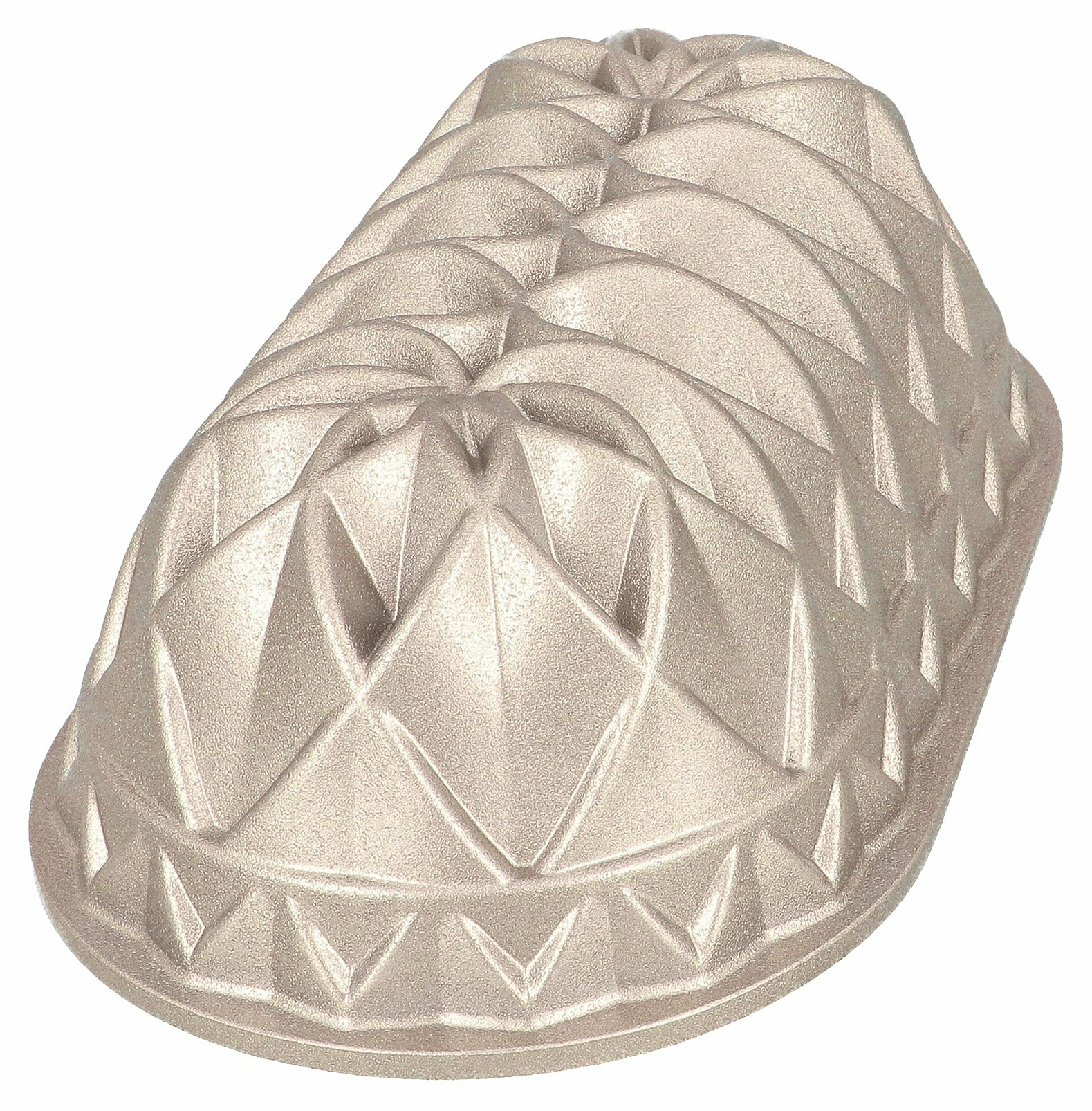 Eine goldfarbene Gugelhupfform mit geometrischem Design, isoliert vor weißem Hintergrund.