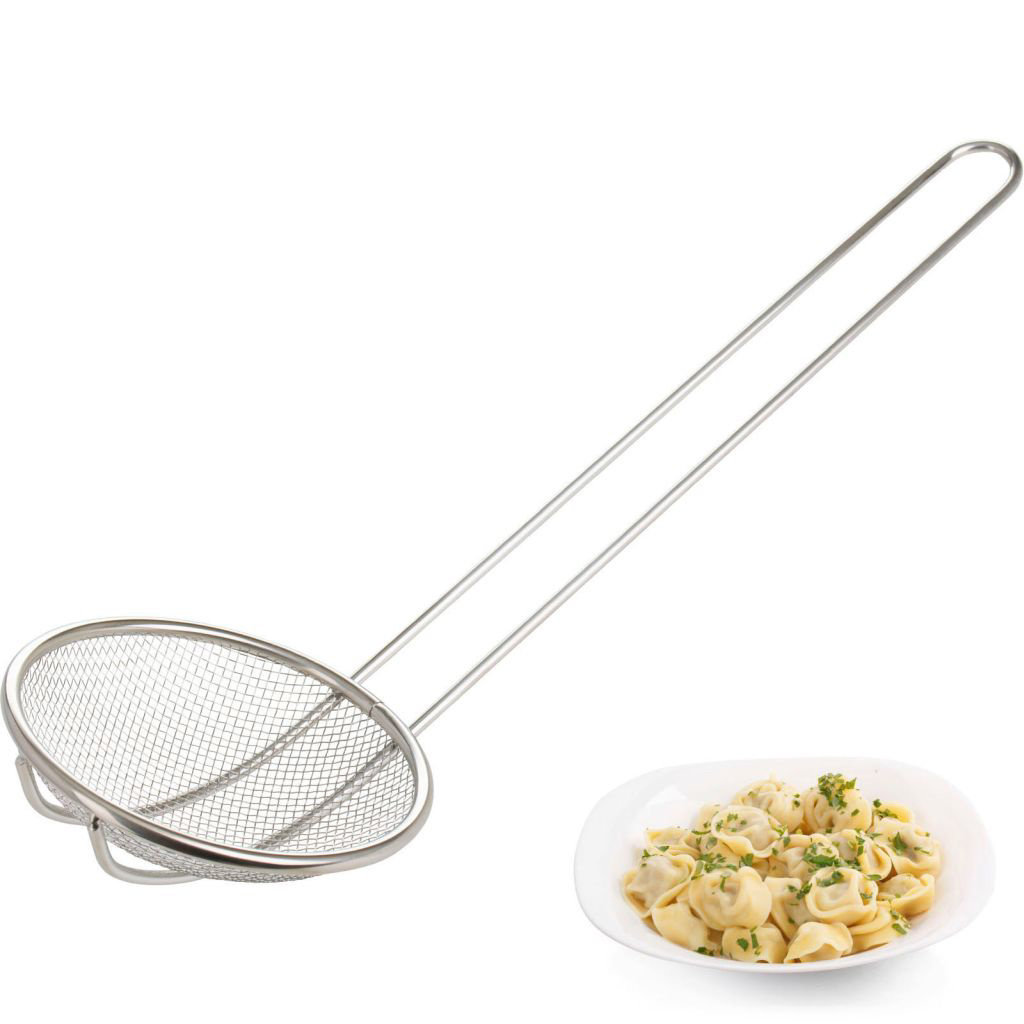 Edelstahl-Schaumlöffel mit Maschennetz neben einem Teller mit gekochten Tortellini.