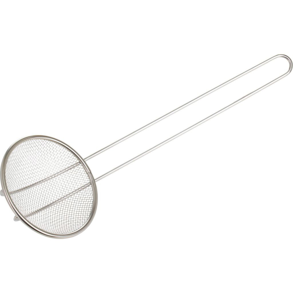 Ein Edelstahl-Schaumlöffel mit Maschennetz, abgewinkelt auf weißem Hintergrund.