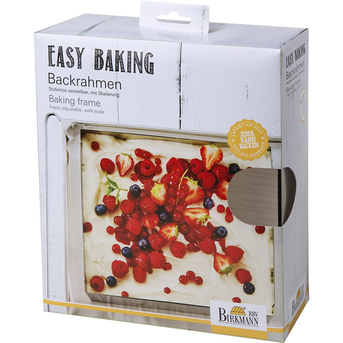 Verpackter Kuchen in einer Backform mit Beeren. Weißer Hintergrund.