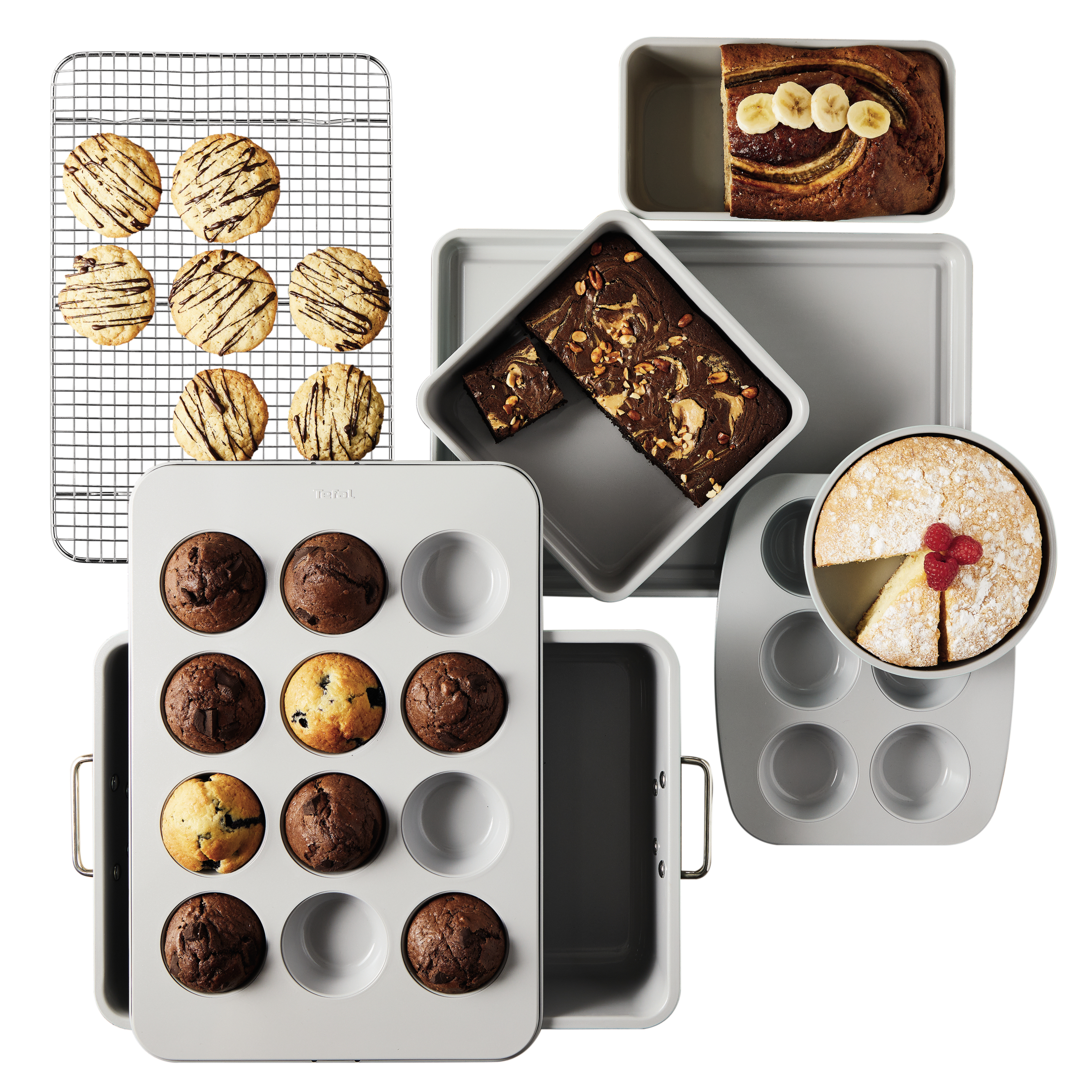 Verschiedene Backformen mit Backwaren, einschließlich Muffins, Keksen und Kuchen. Weißer Hintergrund.
