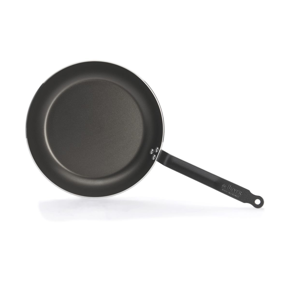 Schwarze Bratpfanne mit schwarzem Griff. Weißer Hintergrund.