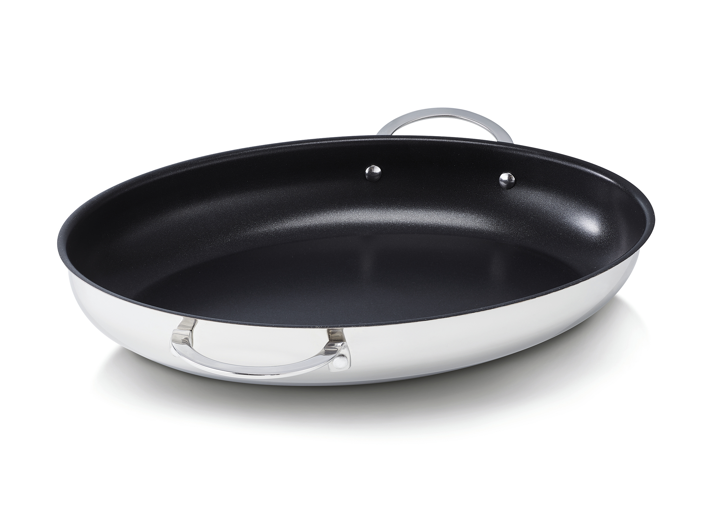 Owalna srebrna patelnia z czarnym wnętrzem i dwoma uchwytami, na białym tle.