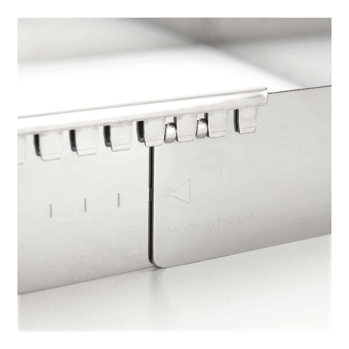 Forma do pieczenia ze stali nierdzewnej. Forma ma mechanizm składania. Wyprodukowano we Francji.