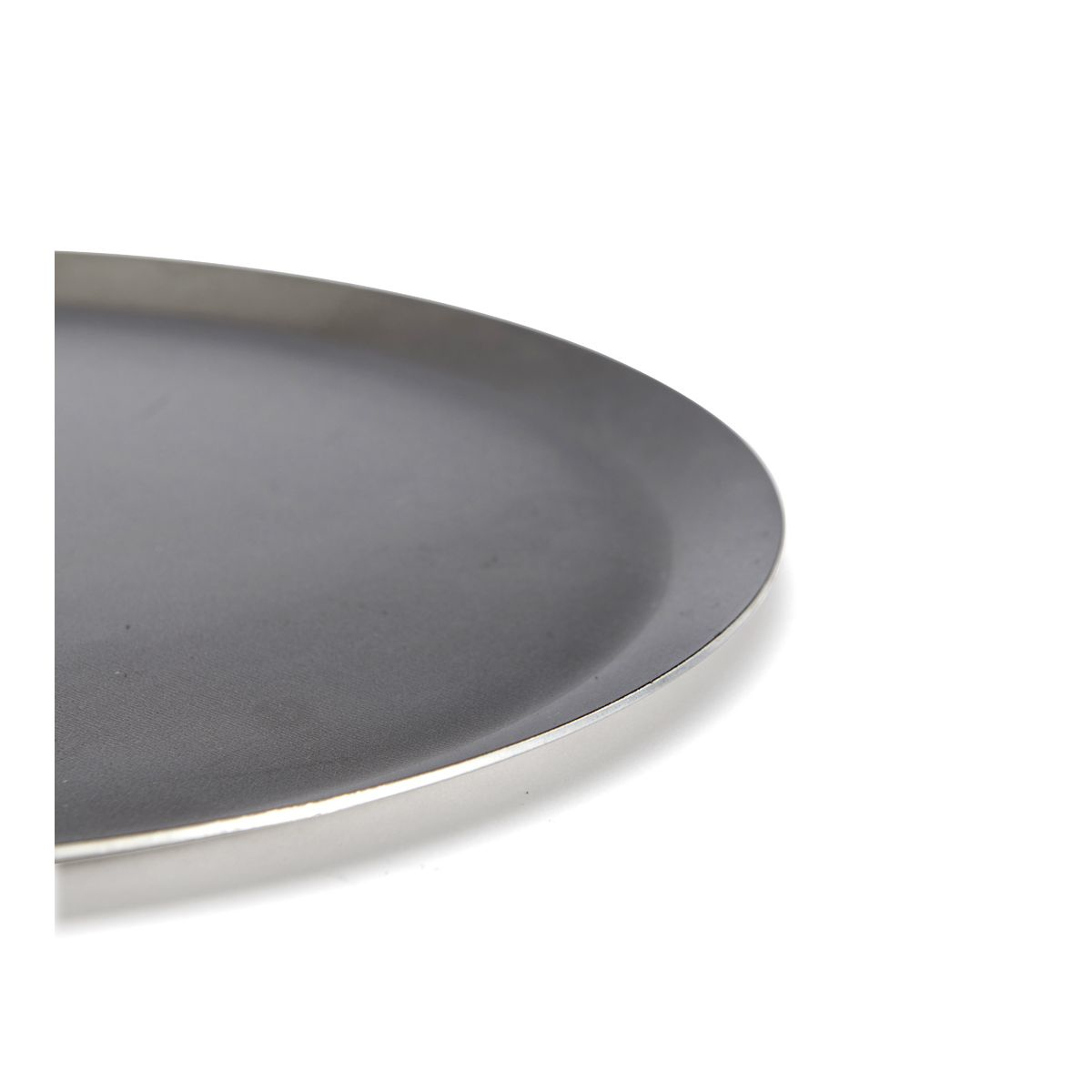 Silbernes Metalltablett auf weißem Hintergrund.