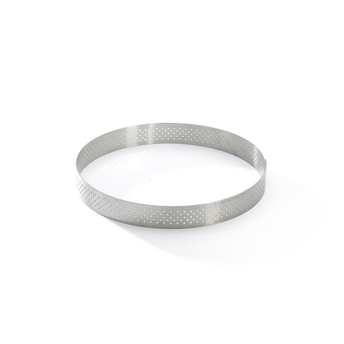 Silberner, perforierter Backring auf weißem Hintergrund. Kreisförmige Form mit Löchern.