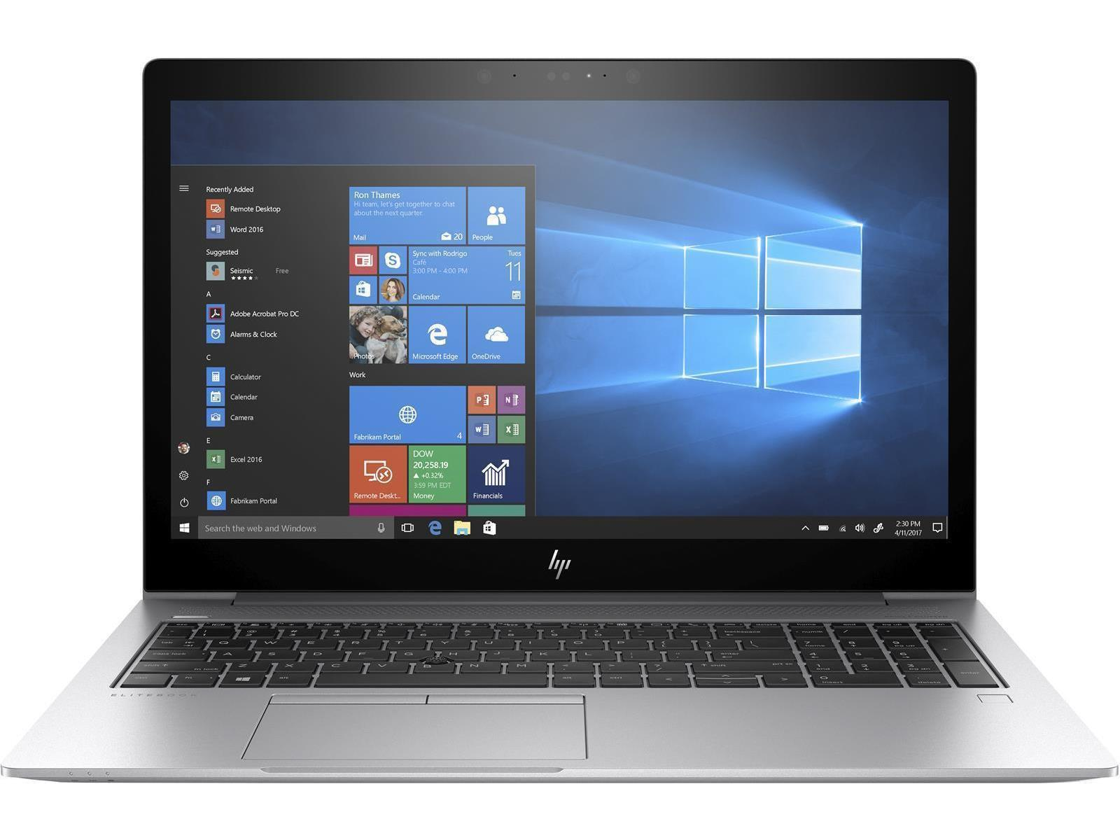 Silberner HP Laptop mit Windows-Oberfläche. Tastatur und Bildschirm sichtbar. Winkelansicht.