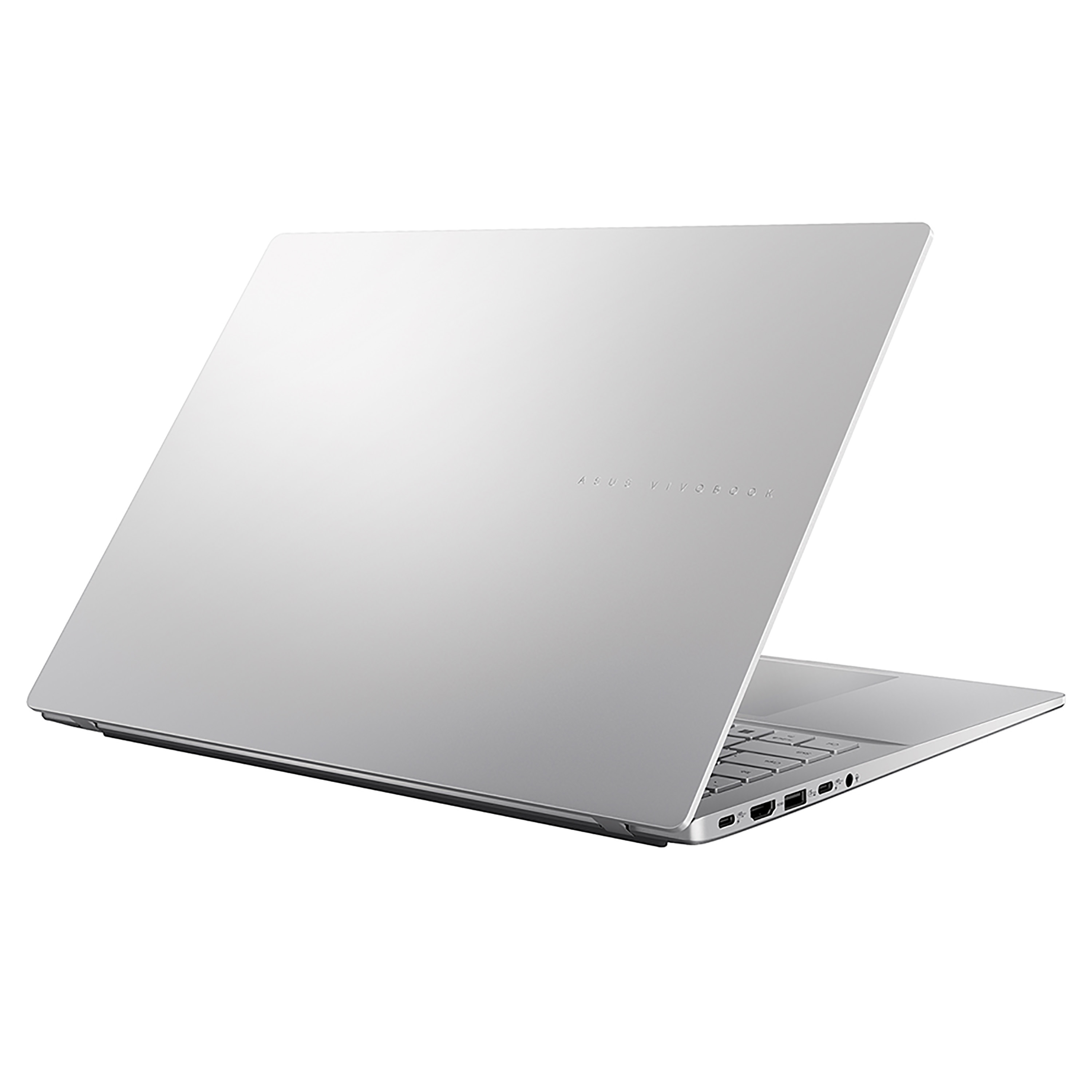 Silbernes ASUS Vivobook, Rückansicht, leicht geöffnet. ASUS Vivobook-Text sichtbar. Isoliert.