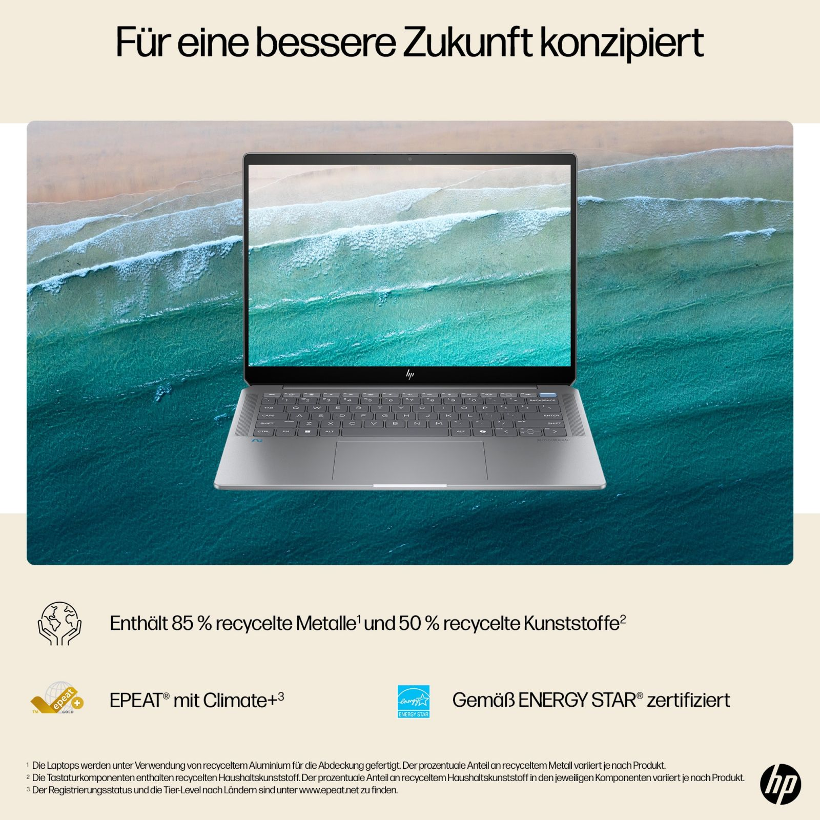 Laptop HP na biurku. Tekst mówi, że zawiera metale i tworzywa sztuczne z recyklingu. Tłem jest ocean.