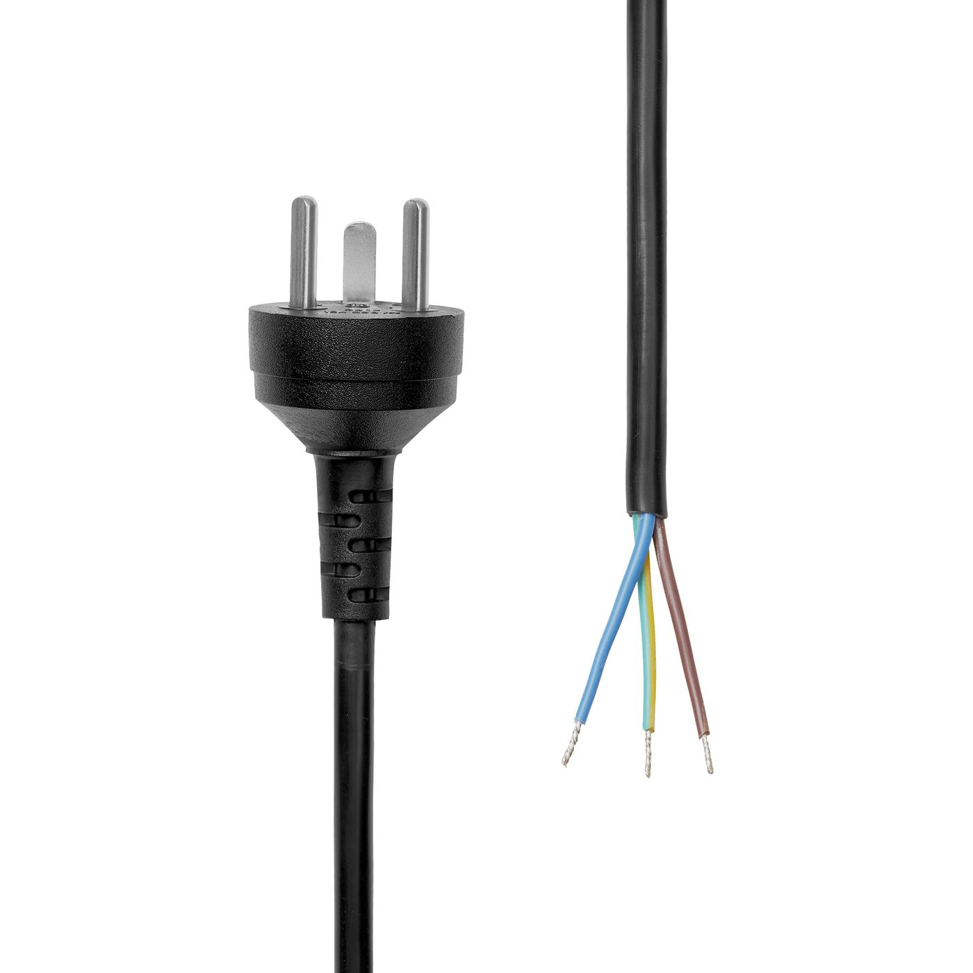 Enchufe negro con cables expuestos sobre fondo blanco.