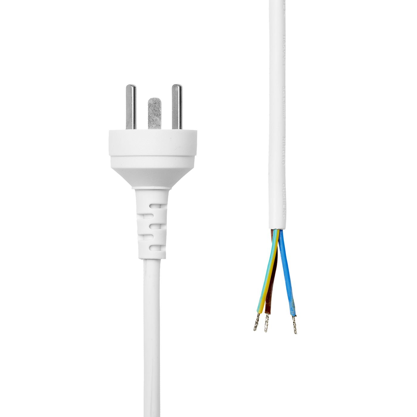 Enchufe blanco con cables expuestos sobre fondo blanco.
