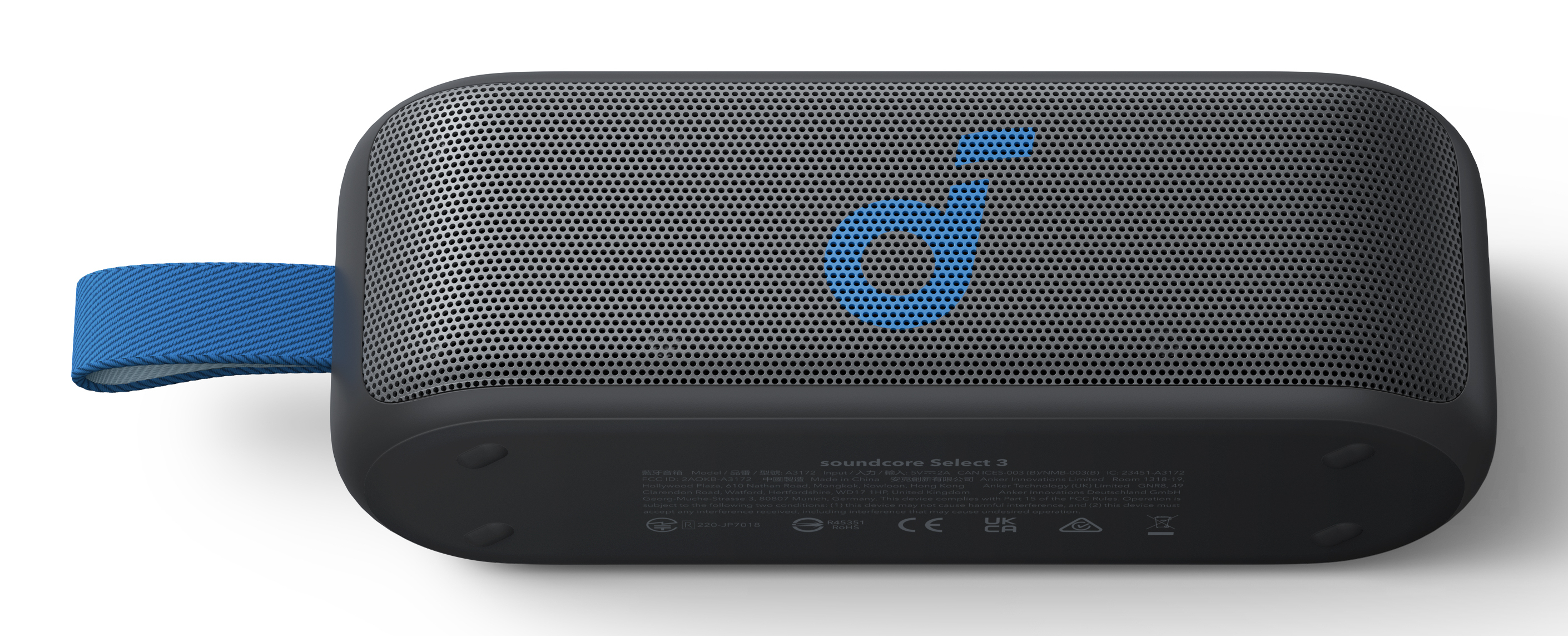 Czarny głośnik Soundcore z niebieskim logo i paskiem. Ustawiony pod kątem na białej powierzchni.