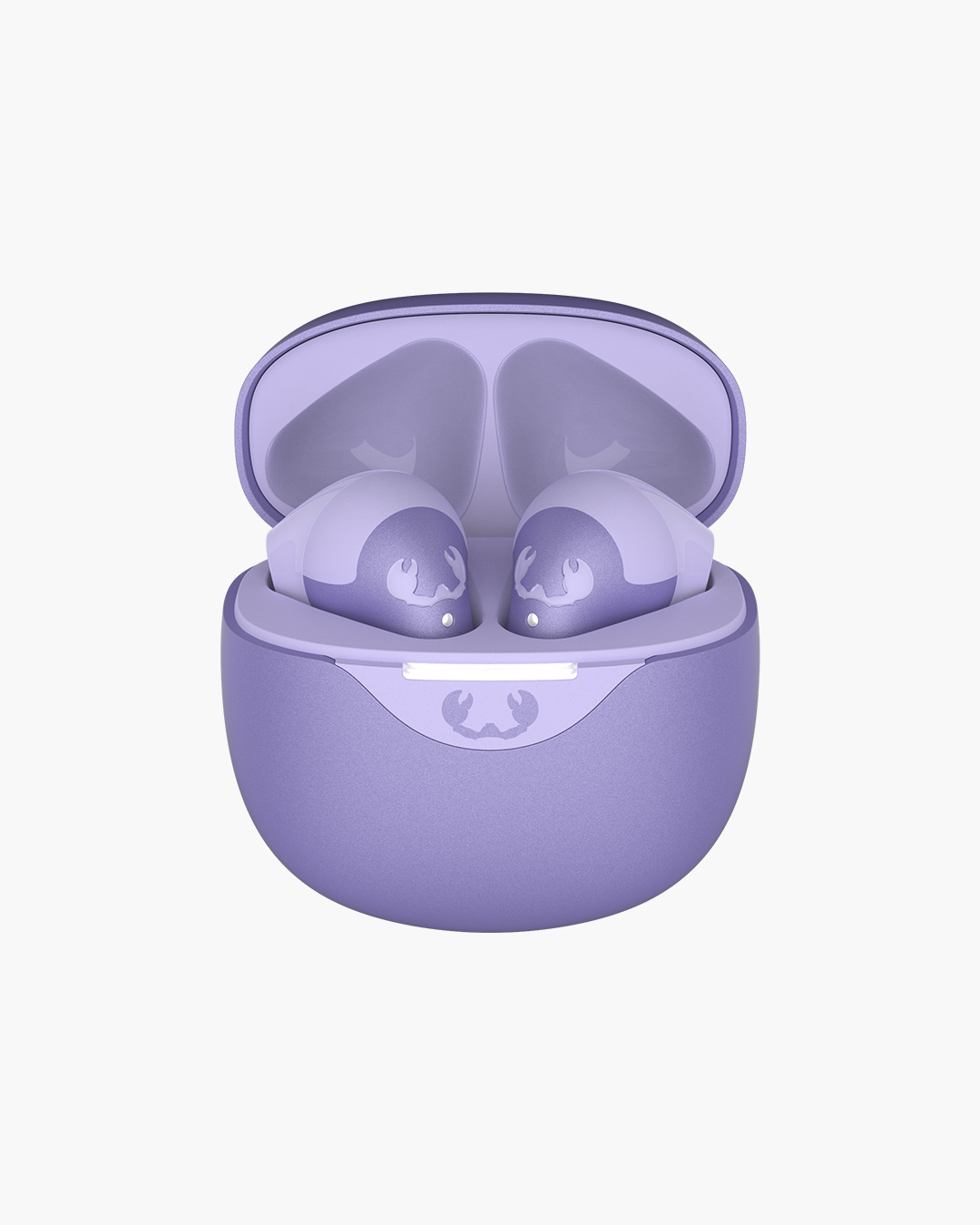 Fioletowe słuchawki bezprzewodowe w otwartym etui ładującym. Białe tło.