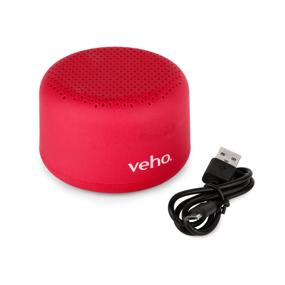 Un altoparlante Veho rosso con cavo USB su sfondo bianco.