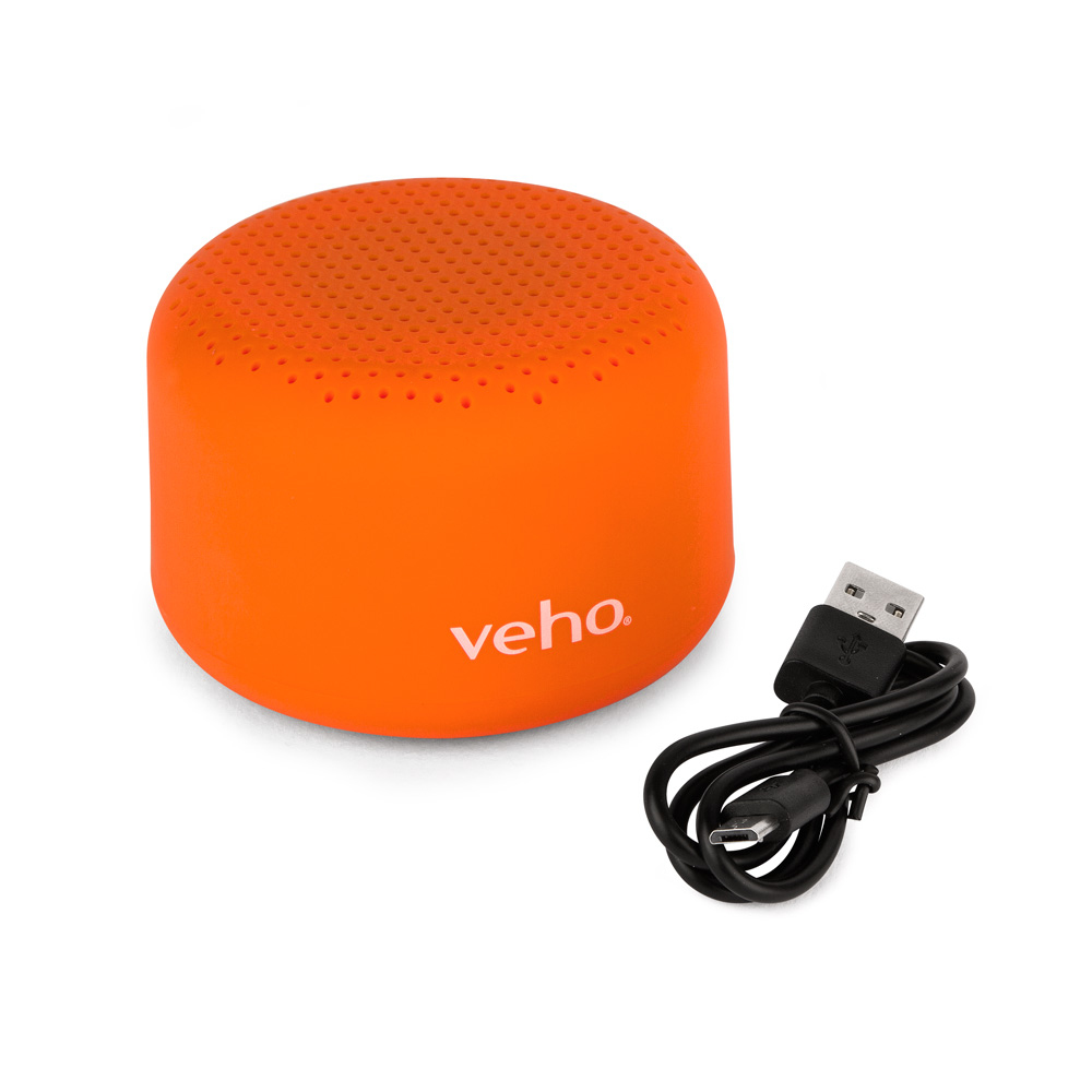 Altoparlante arancione. Testo bianco 'veho' sul lato. Cavo USB nero accanto. Sfondo bianco.