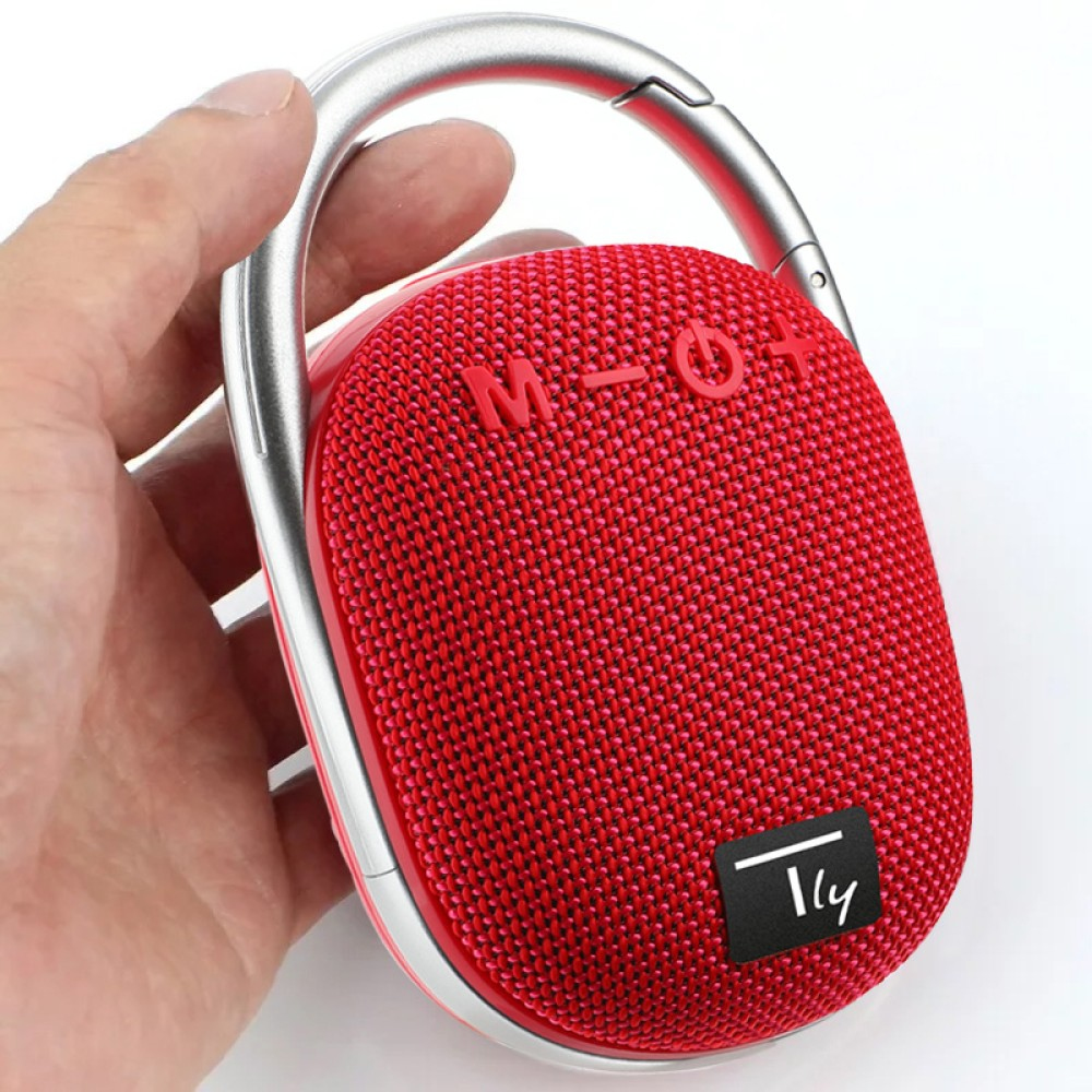 Un altoparlante rosso con una clip argentata. Ha pulsanti e un logo.