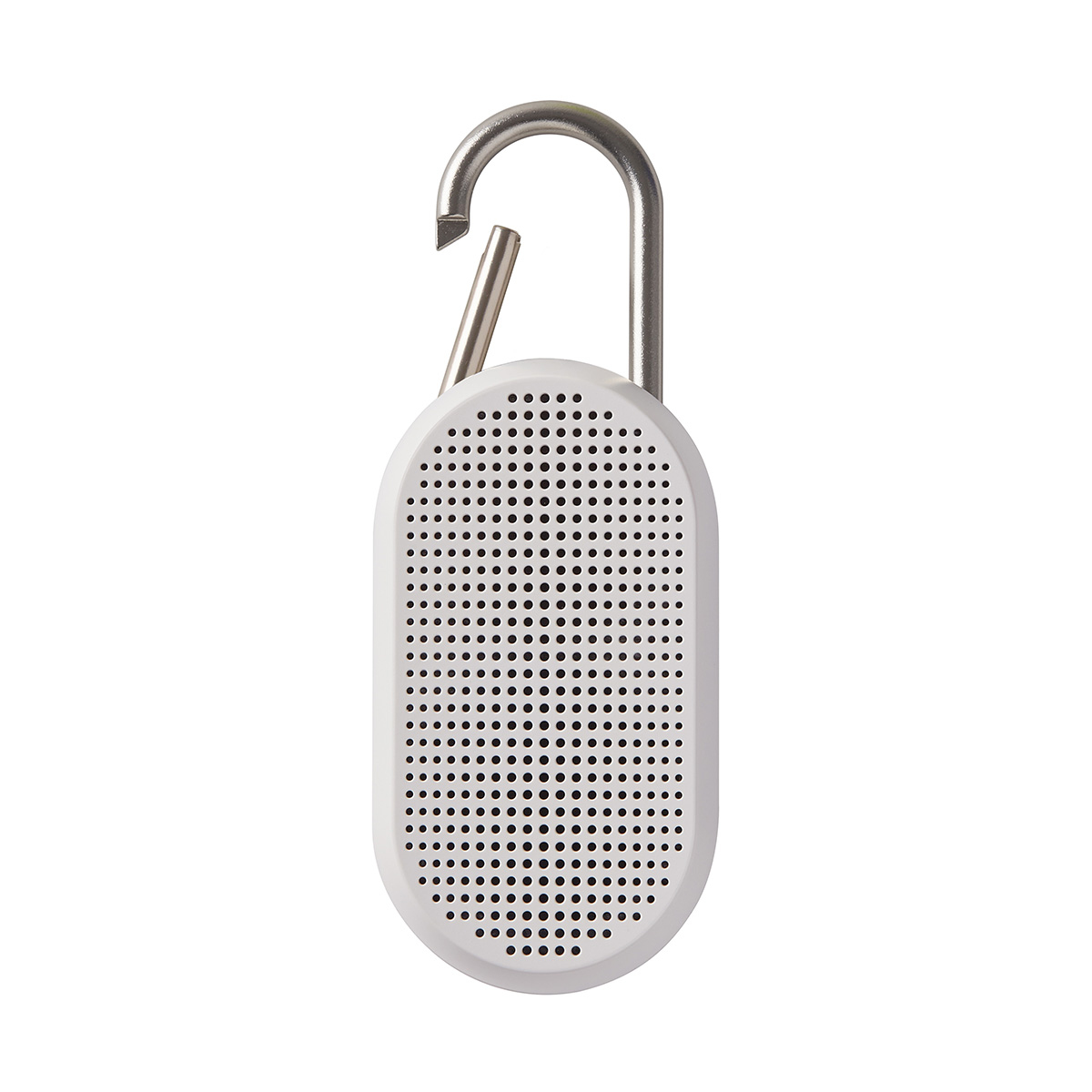Altavoz ovalado blanco con muchos agujeros y un gancho plateado. Fondo blanco.