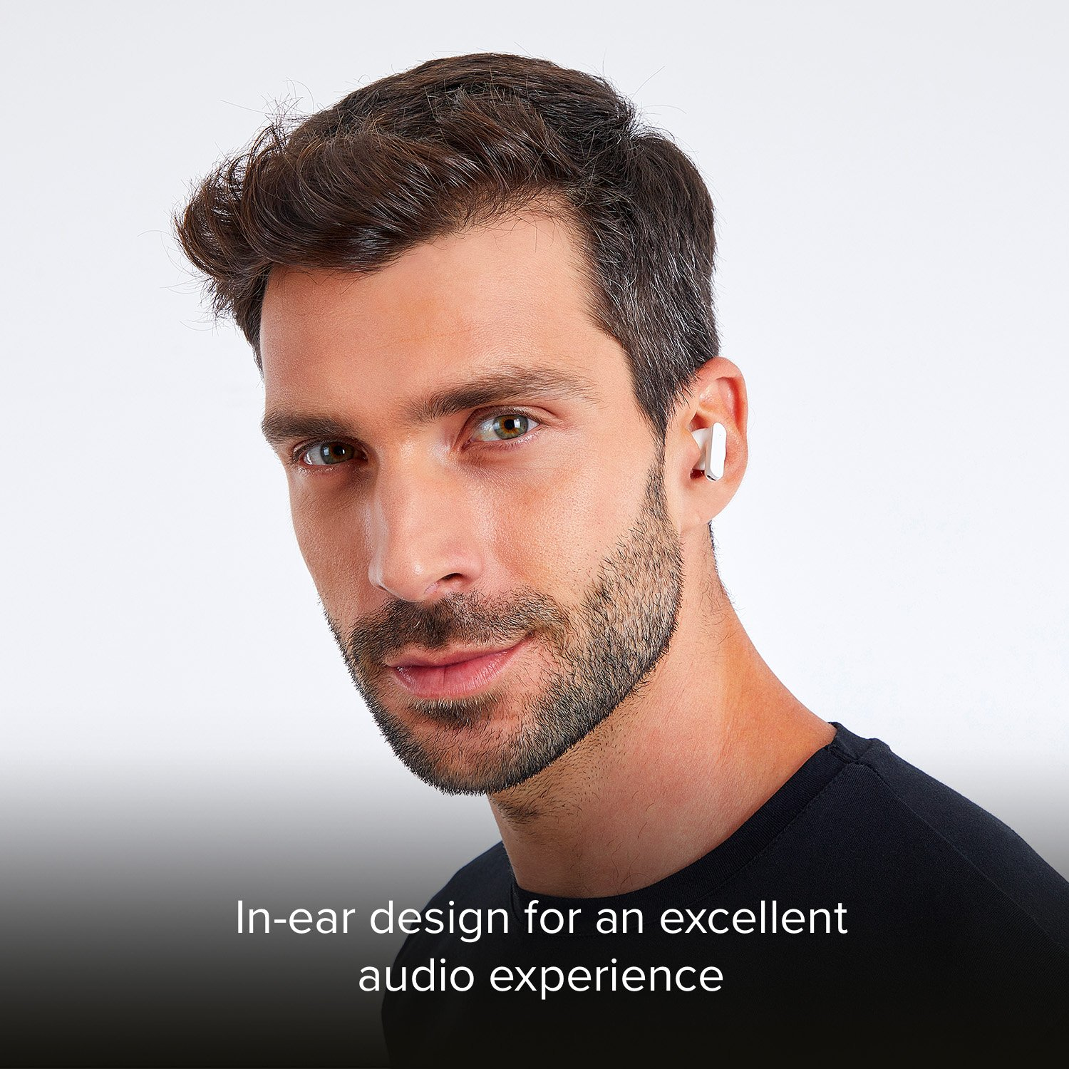 Uomo con auricolari bianchi nell'orecchio. Testo: Design in-ear per un'esperienza audio eccellente.