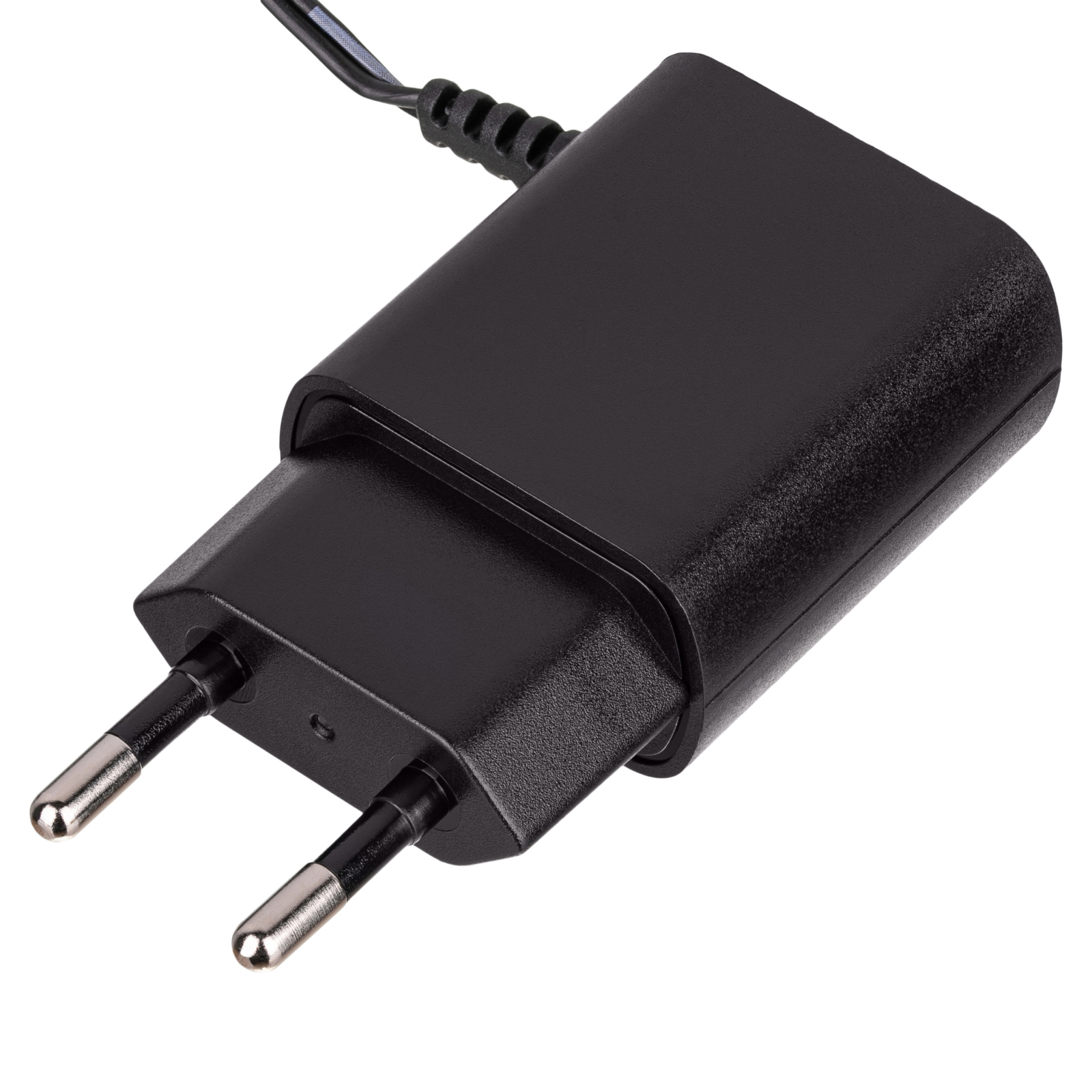 Czarny adapter ładowarki z dwoma bolcami. Białe tło.