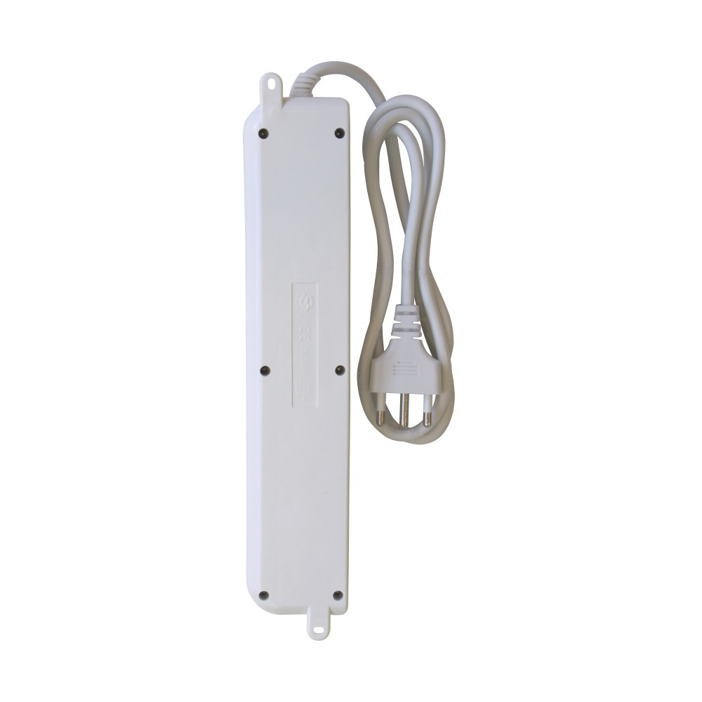 Multipresa bianca con quattro prese, cavo bianco e spina.