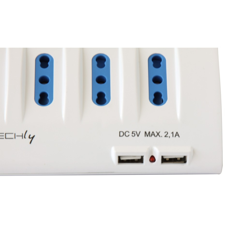 Primo piano di una multipresa bianca con quattro prese blu e due porte USB.
