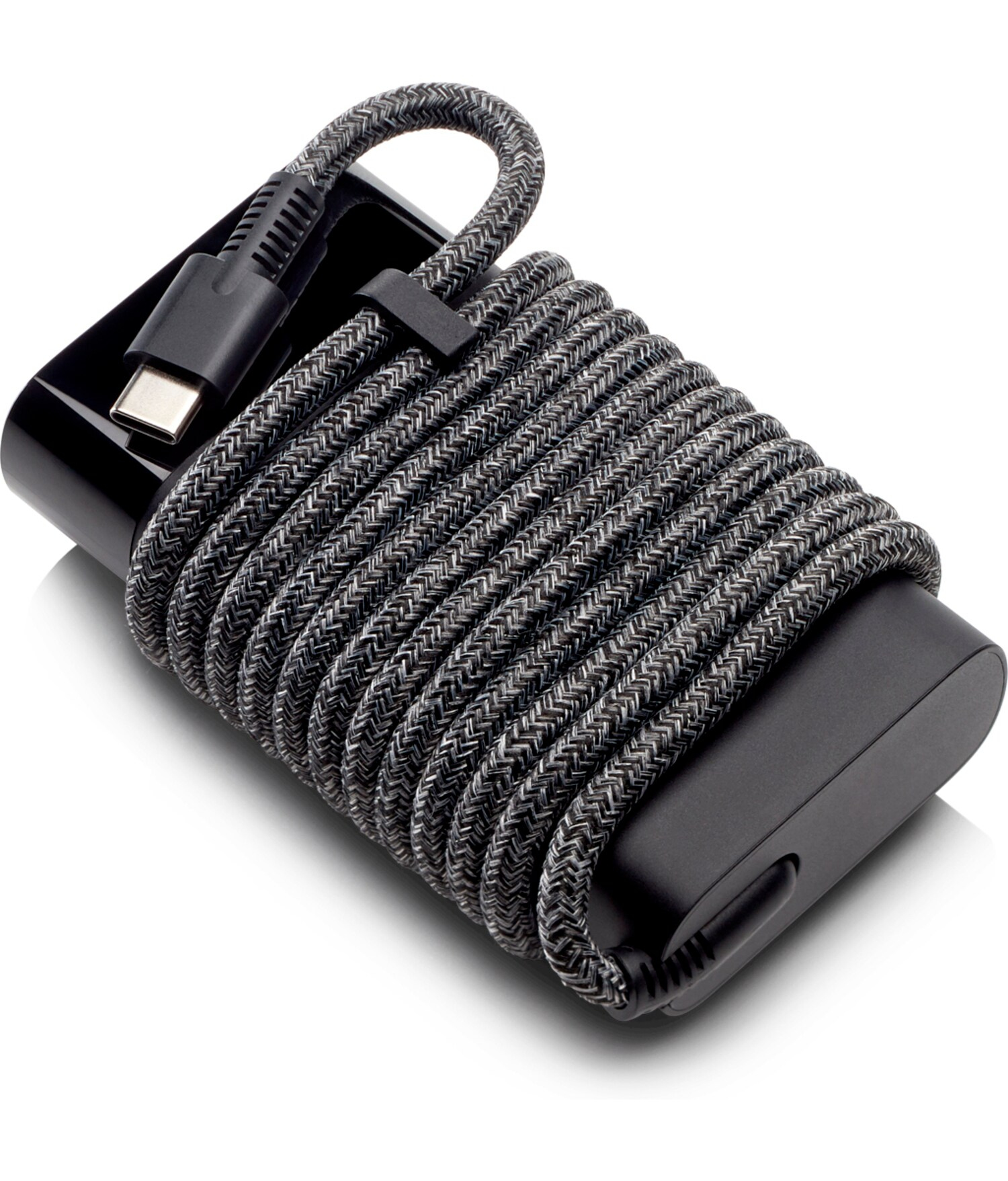 Etrafına bir USB-C kablosu sarılmış siyah powerbank. Örgülü kablo.