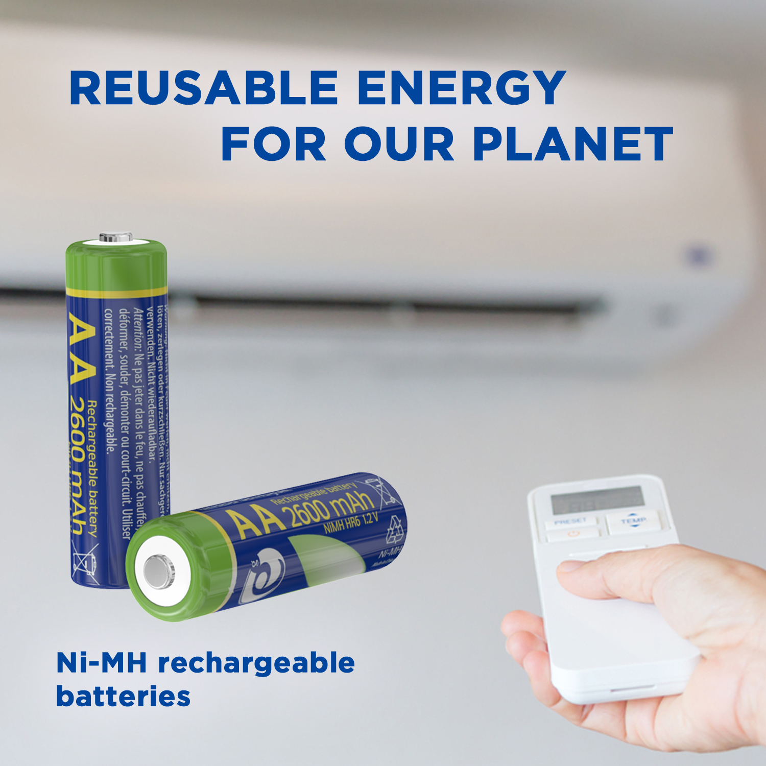 Batterie AA riutilizzabili con tecnologia Ni-MH, due batterie e un telecomando visibili.