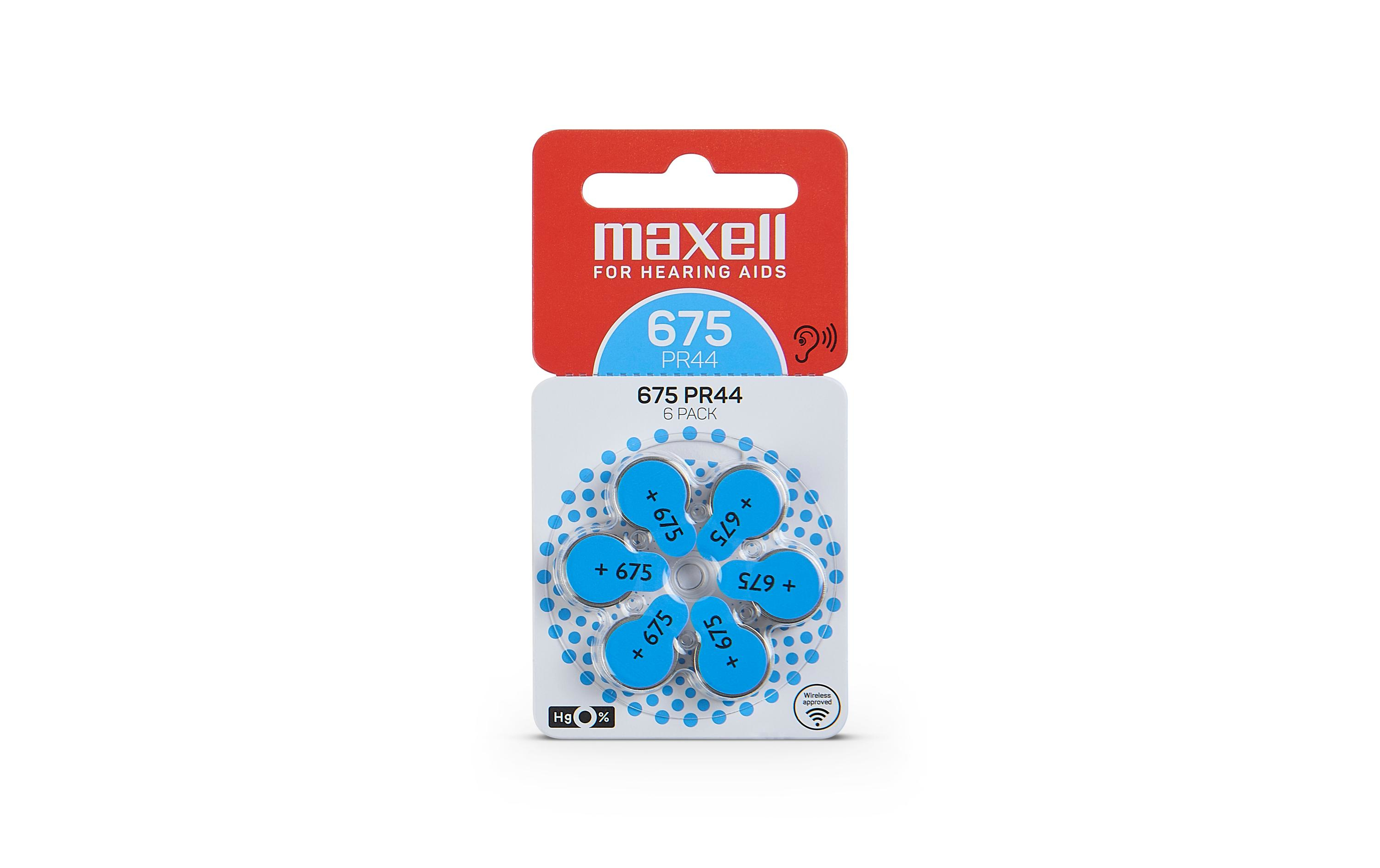 Blister z sześcioma niebieskimi bateriami do aparatów słuchowych Maxell. Białe tło.
