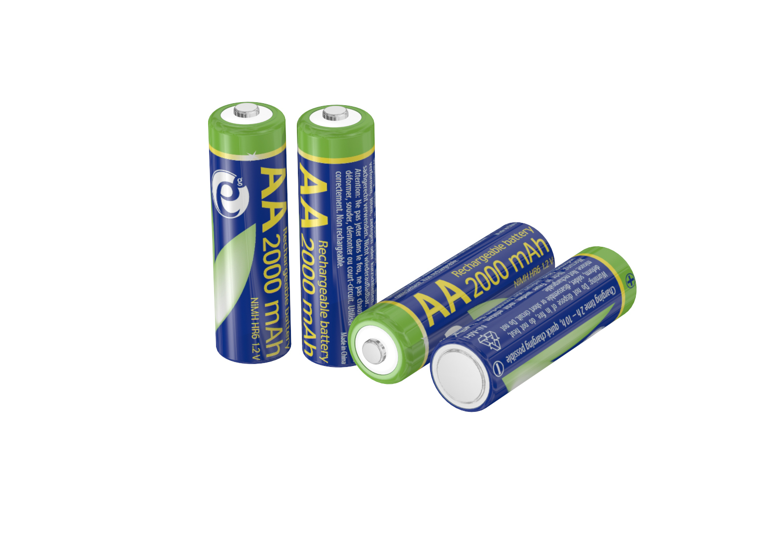 Tre batterie ricaricabili AA. Etichetta blu e verde, sfondo bianco.