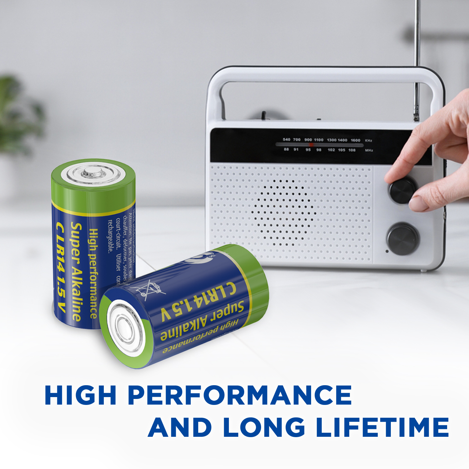 Due batterie Super Alkaline accanto a una radio bianca, con il testo 'High Performance and Long Lifetime'.