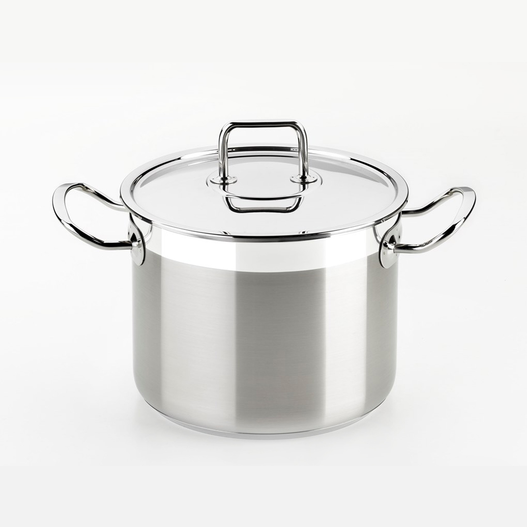 Błyszczący garnek ze stali nierdzewnej z pokrywką na białym tle. Ma uchwyt po każdej stronie i metalową pokrywkę.