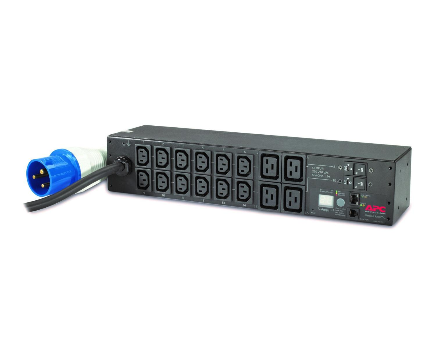 Czarna jednostka dystrybucji zasilania z wieloma gniazdami, na białym tle.