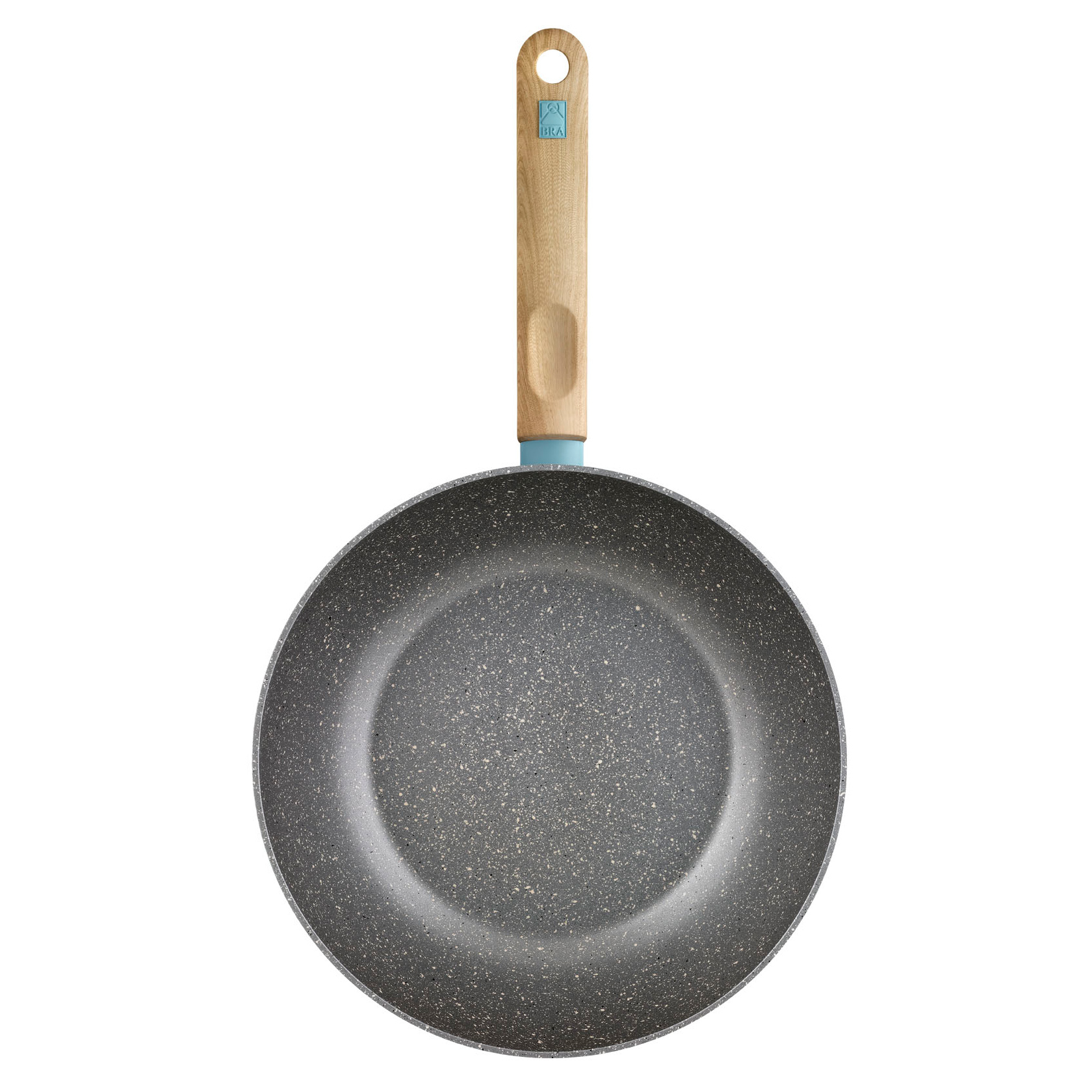 Patelnia z drewnianym uchwytem i nakrapianym szarym wnętrzem, stojąca na białej powierzchni.