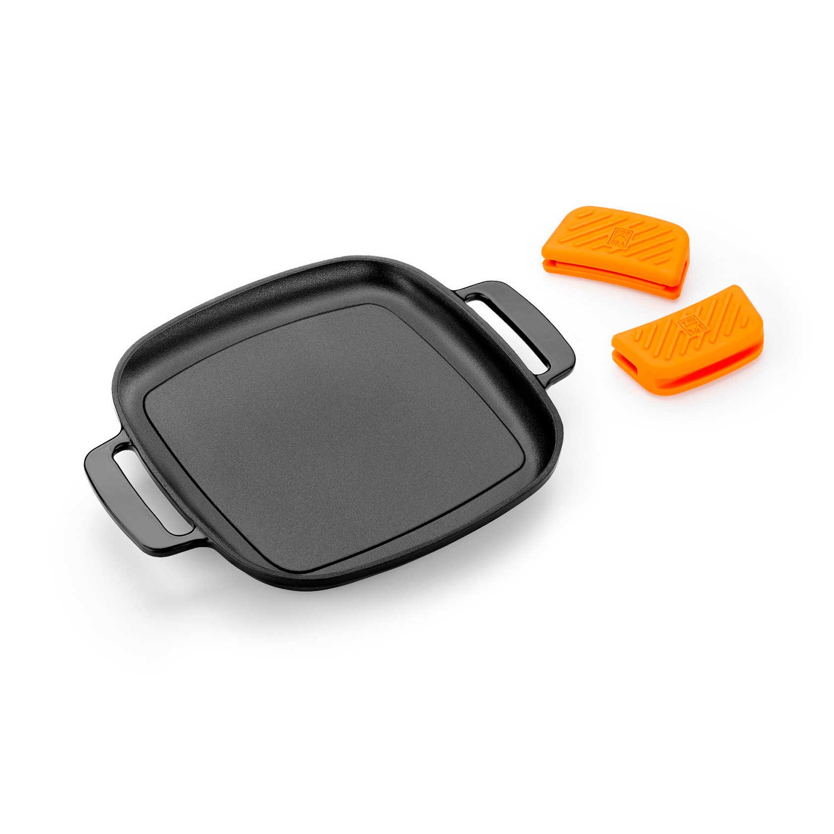 Schwarze quadratische Grillpfanne mit orangefarbenen Griffen. Weißer Hintergrund.