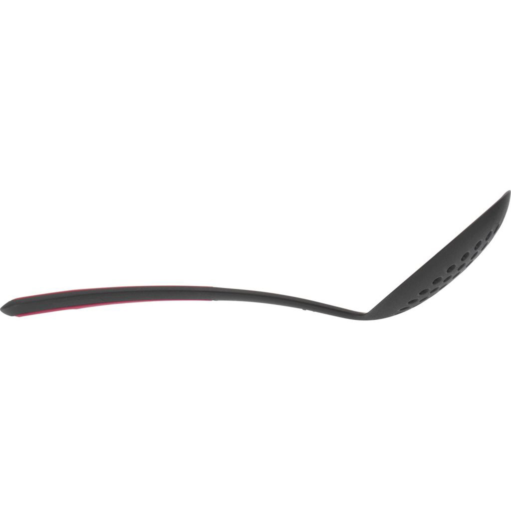 Un cucchiaio nero scanalato con manico rosso e sfondo bianco.