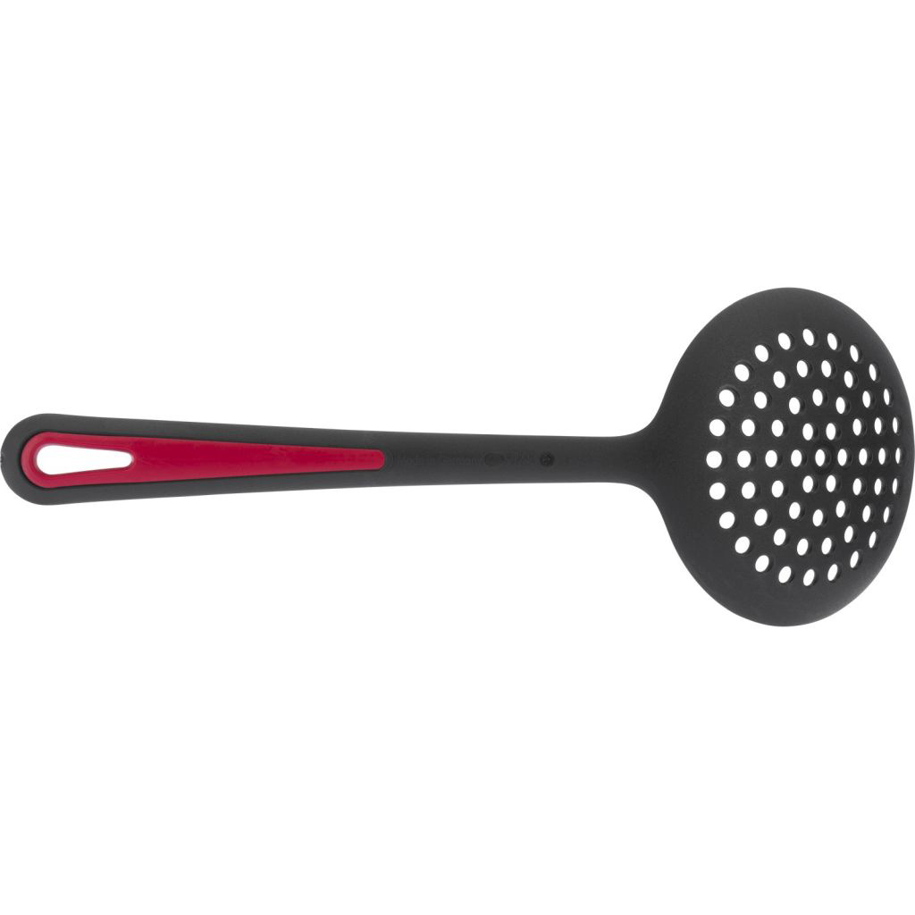 Cucchiaio forato nero con dettaglio manico rosso. Sfondo bianco.