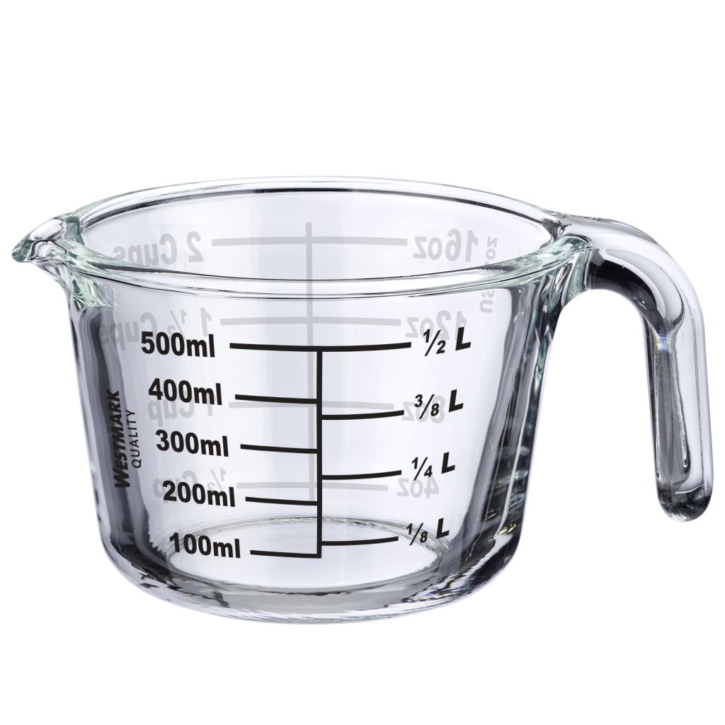 Ein klarer Glasmessbecher mit schwarzen Markierungen und einem Griff. Weißer Hintergrund.