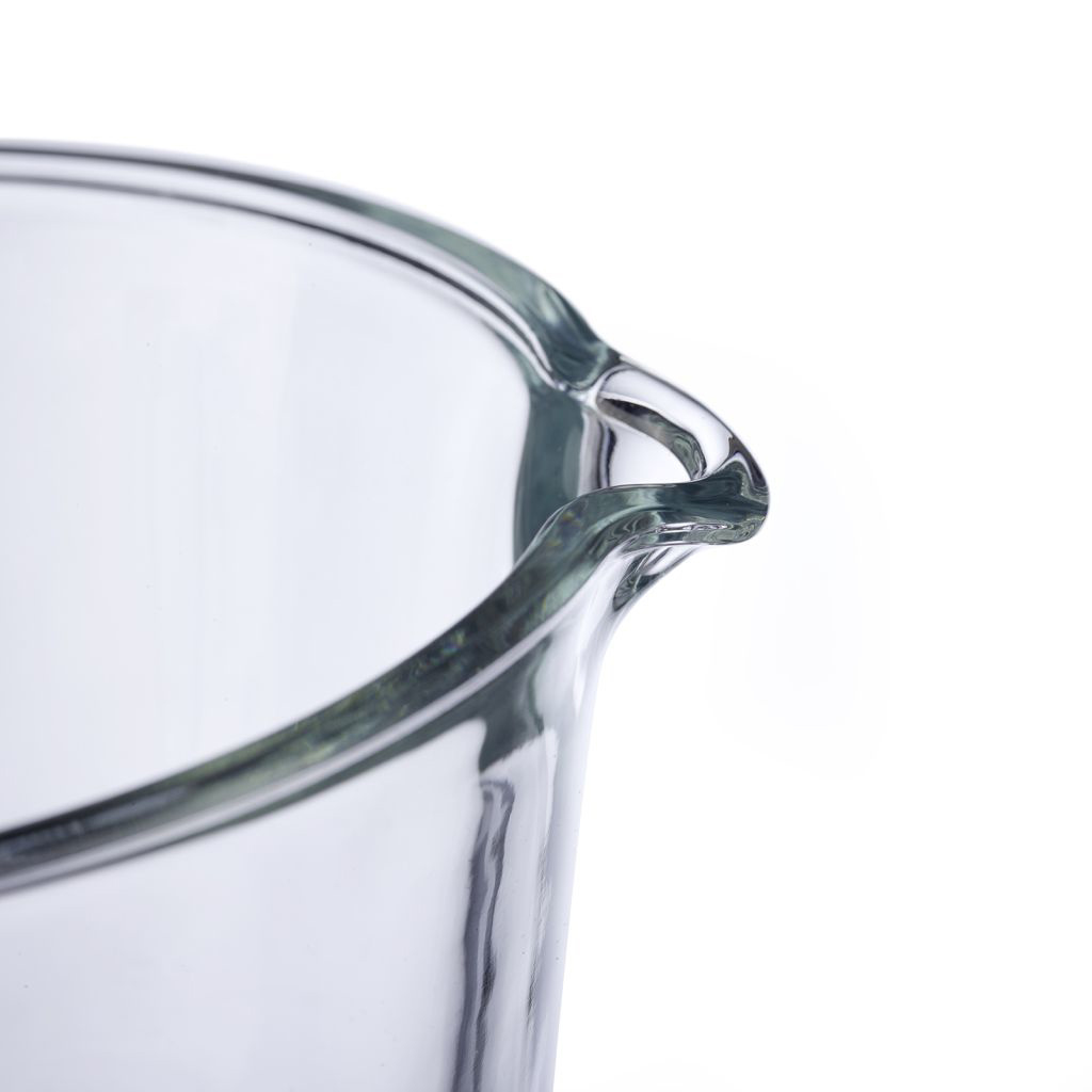 Nahaufnahme eines Griffs eines transparenten Glasmessbechers. Weißer Hintergrund.