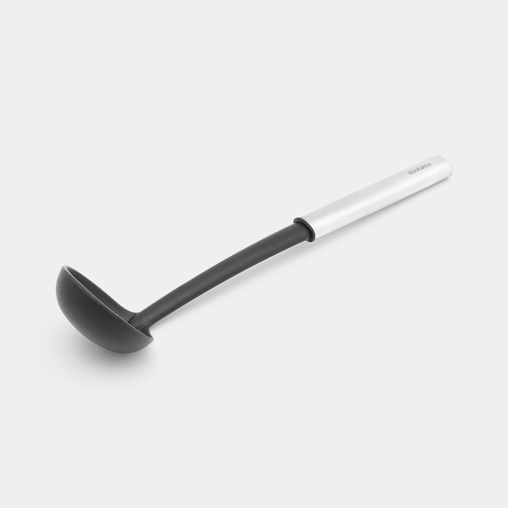 Un mestolo Brabantia nero e argento in diagonale su sfondo bianco.
