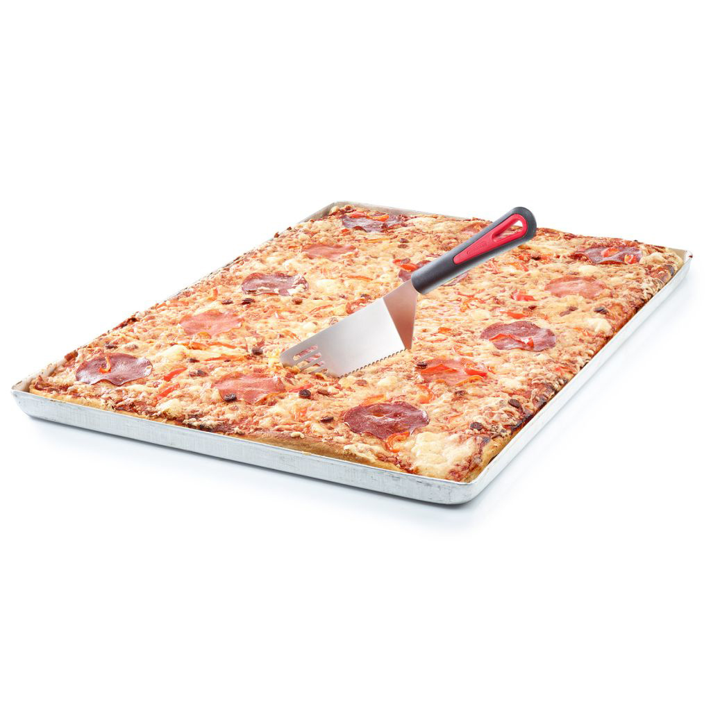 Eine rechteckige Pizza wird mit einem Pizzaschneider geschnitten.